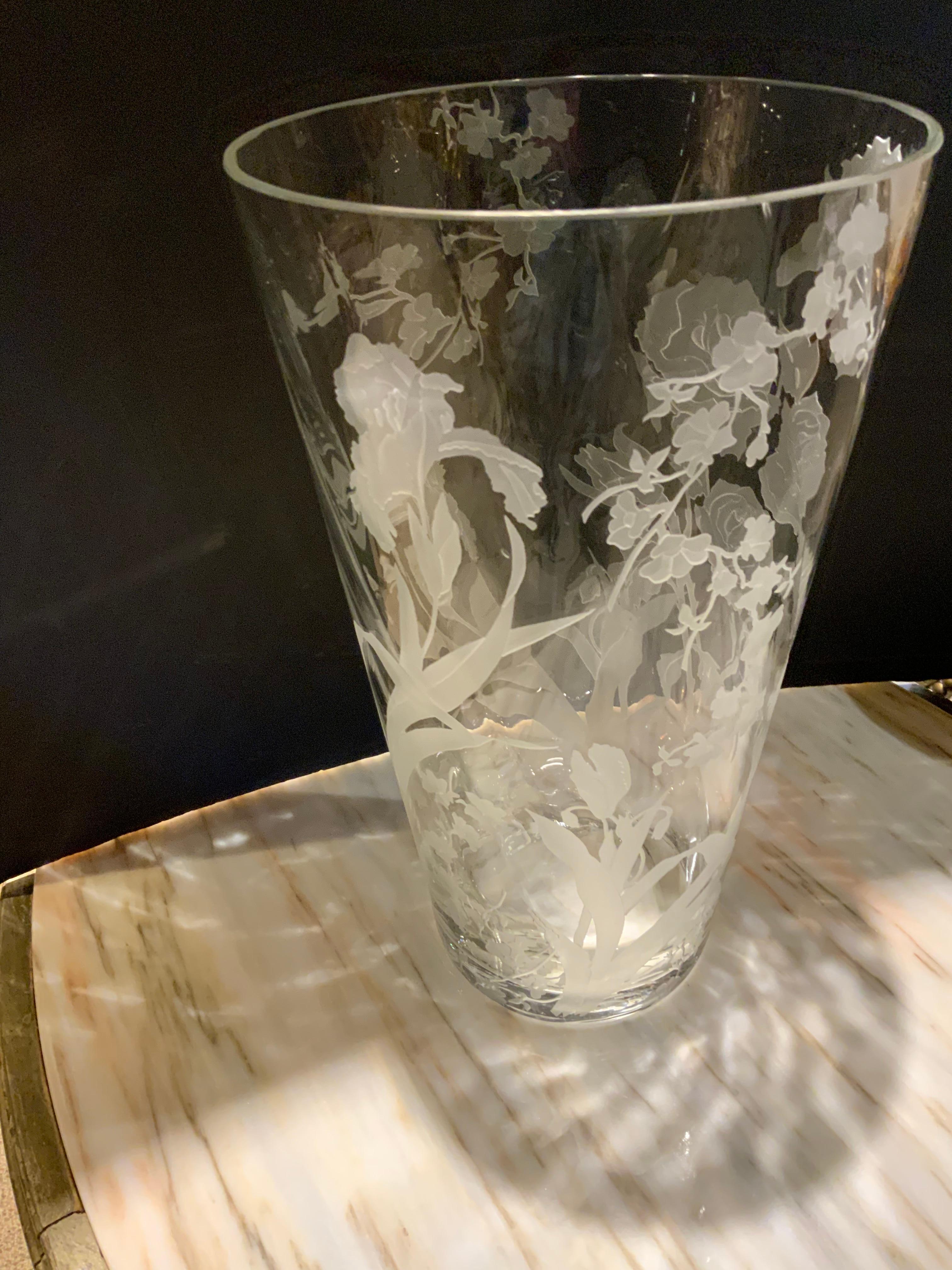 20ième siècle Grand vase français gravé en cristal fin en vente