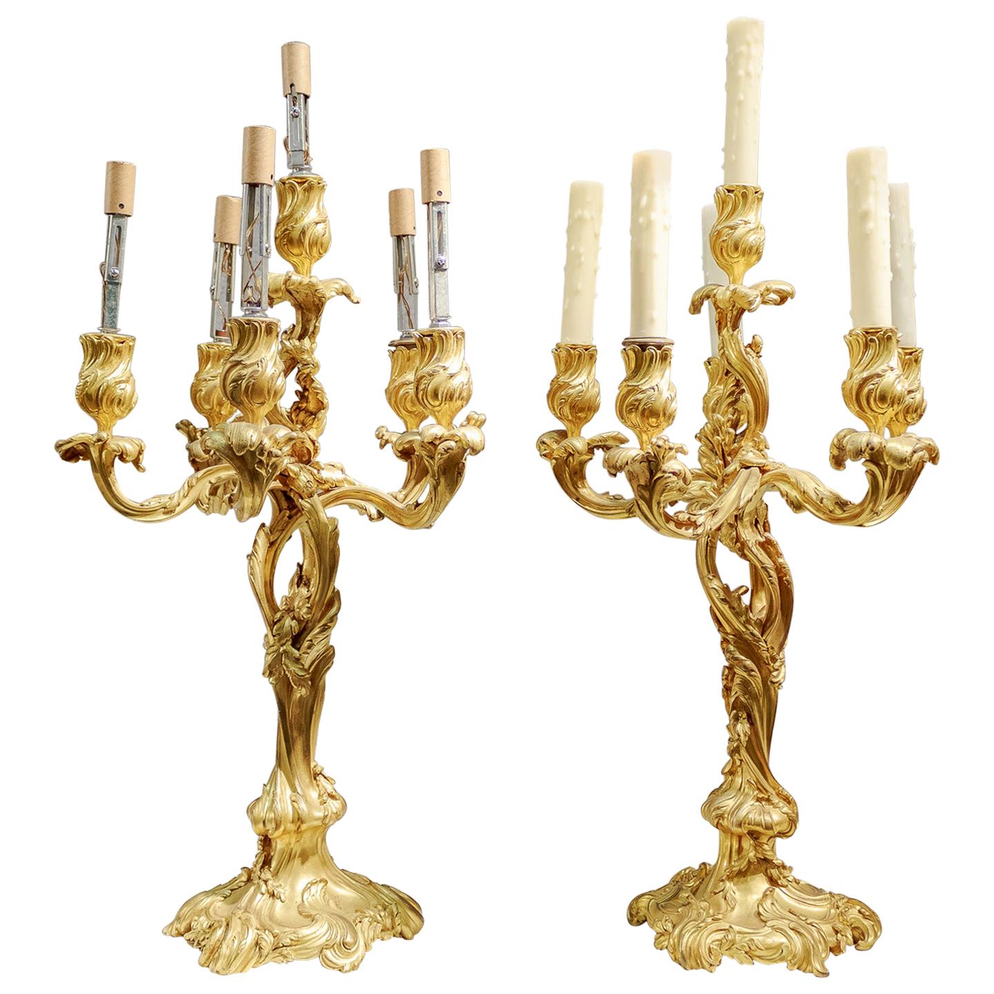 Grande e raffinata coppia di candelabri in bronzo dorato Luigi XV francese del XIX secolo