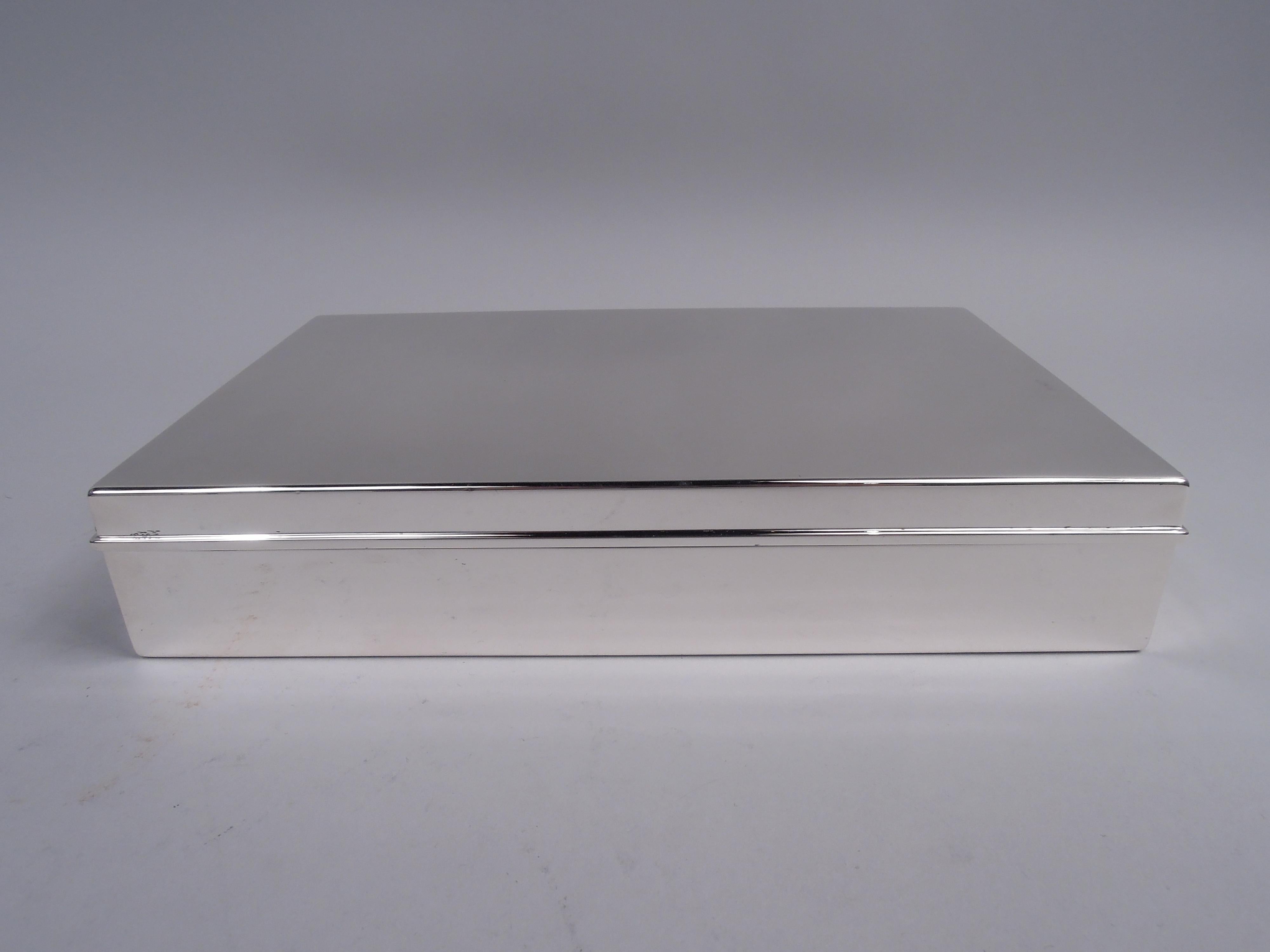 Große und schwere Schreibtischdose aus Sterlingsilber. Hergestellt von Tiffany in New York. Rechteckig mit geraden Seiten. Deckel flach und aufklappbar mit geformtem Rand. Mit Zedernholz ausgekleidet und unterteilt. Vollständig markiert,