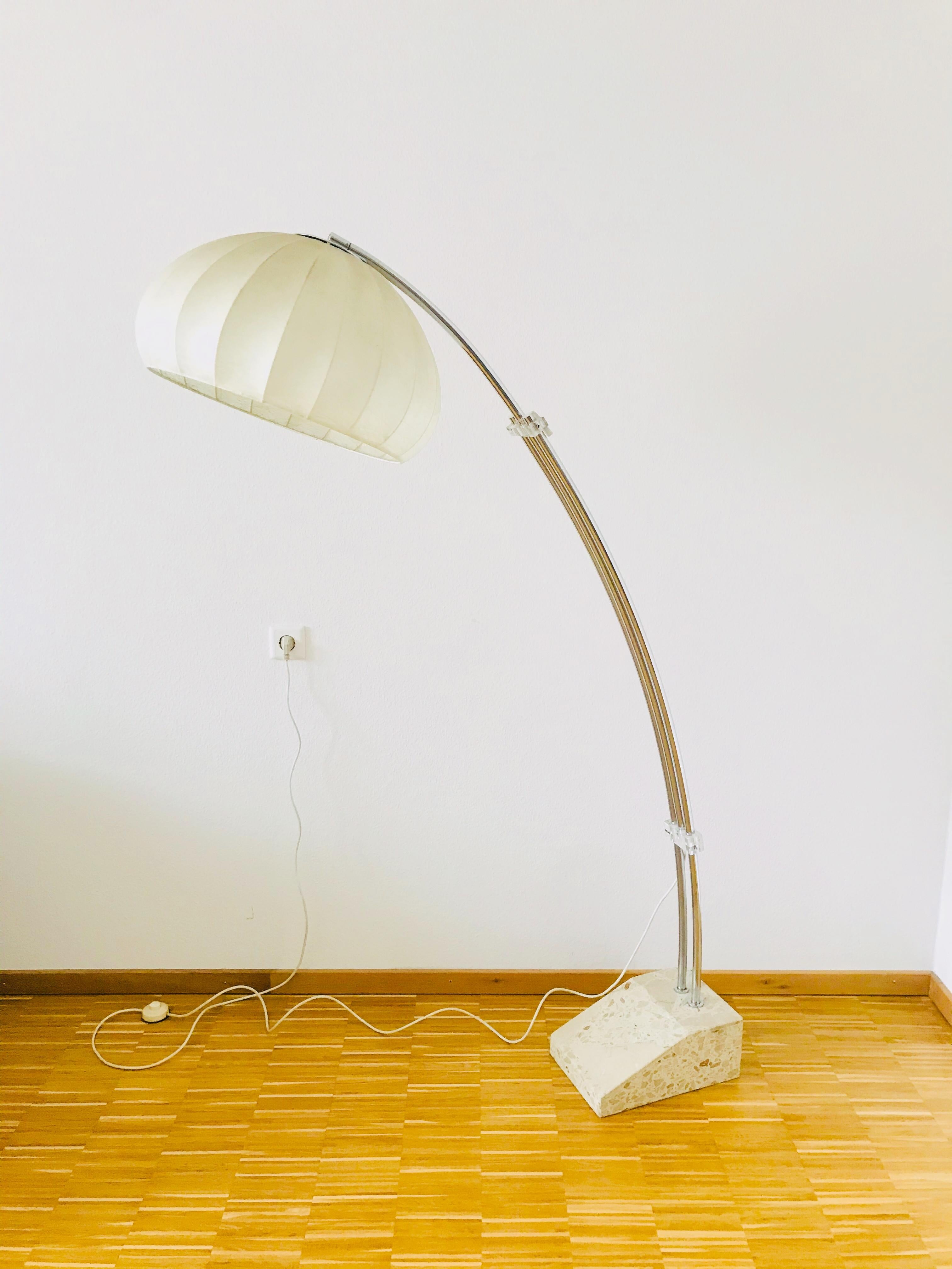 Eine Kokon-Stehleuchte, die in den 1960er Jahren in Italien hergestellt wurde. Die Lampe wurde im Design der Lampen von Achille Castiglioni hergestellt. Der Lampenschirm ist aus originalem Kokon und hat eine Blumenform. Der Sockel ist aus massivem