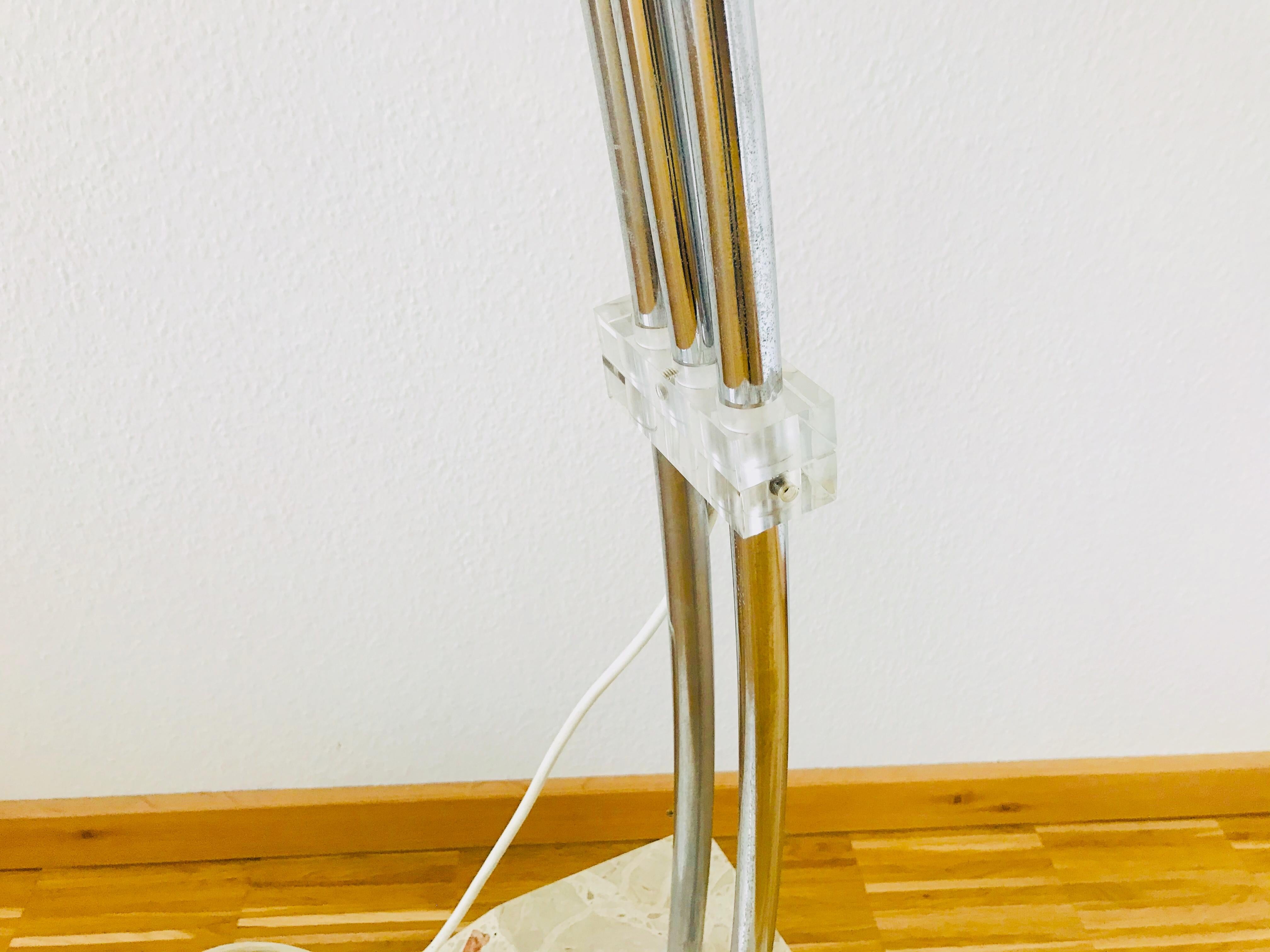 Große und schwere Mid-Century-Modern- Cocoon-Stehlampe mit Marmorsockel, 1960er Jahre, Italien (Mitte des 20. Jahrhunderts) im Angebot