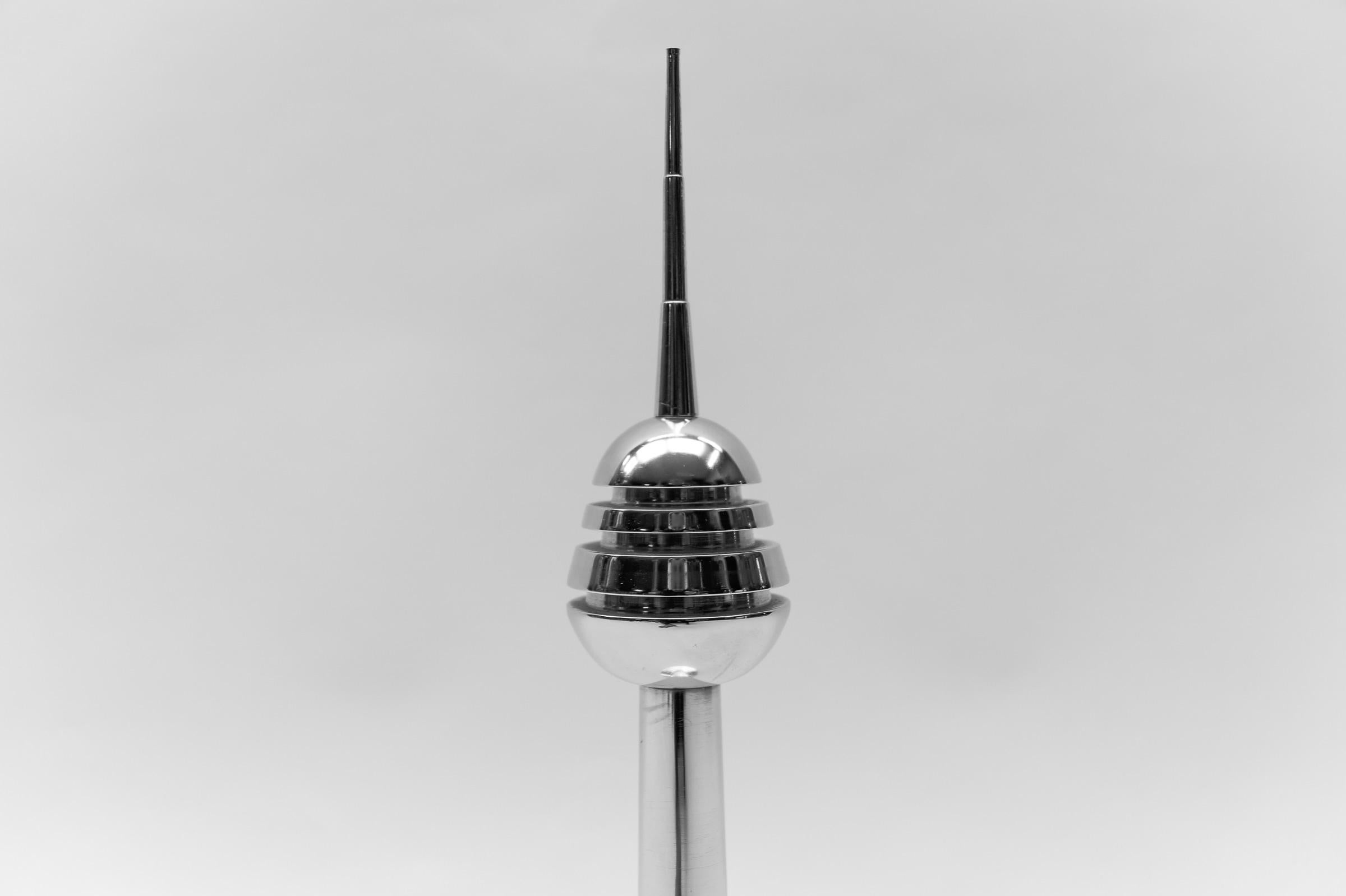 Große und schwere Skulptur eines Fernsehturms aus der Mitte des Jahrhunderts, 1970er Jahre (Deutsch) im Angebot