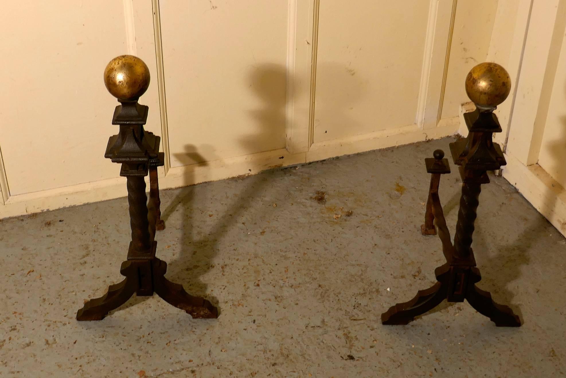 Une très grande et lourde paire de chenets en laiton et fer du 19ème siècle

Il s'agit d'une paire de chenets très lourds et de grande taille, fabriqués en fonte torsadée avec un grand bouton en laiton sur le dessus
Les chenets mesurent 26
