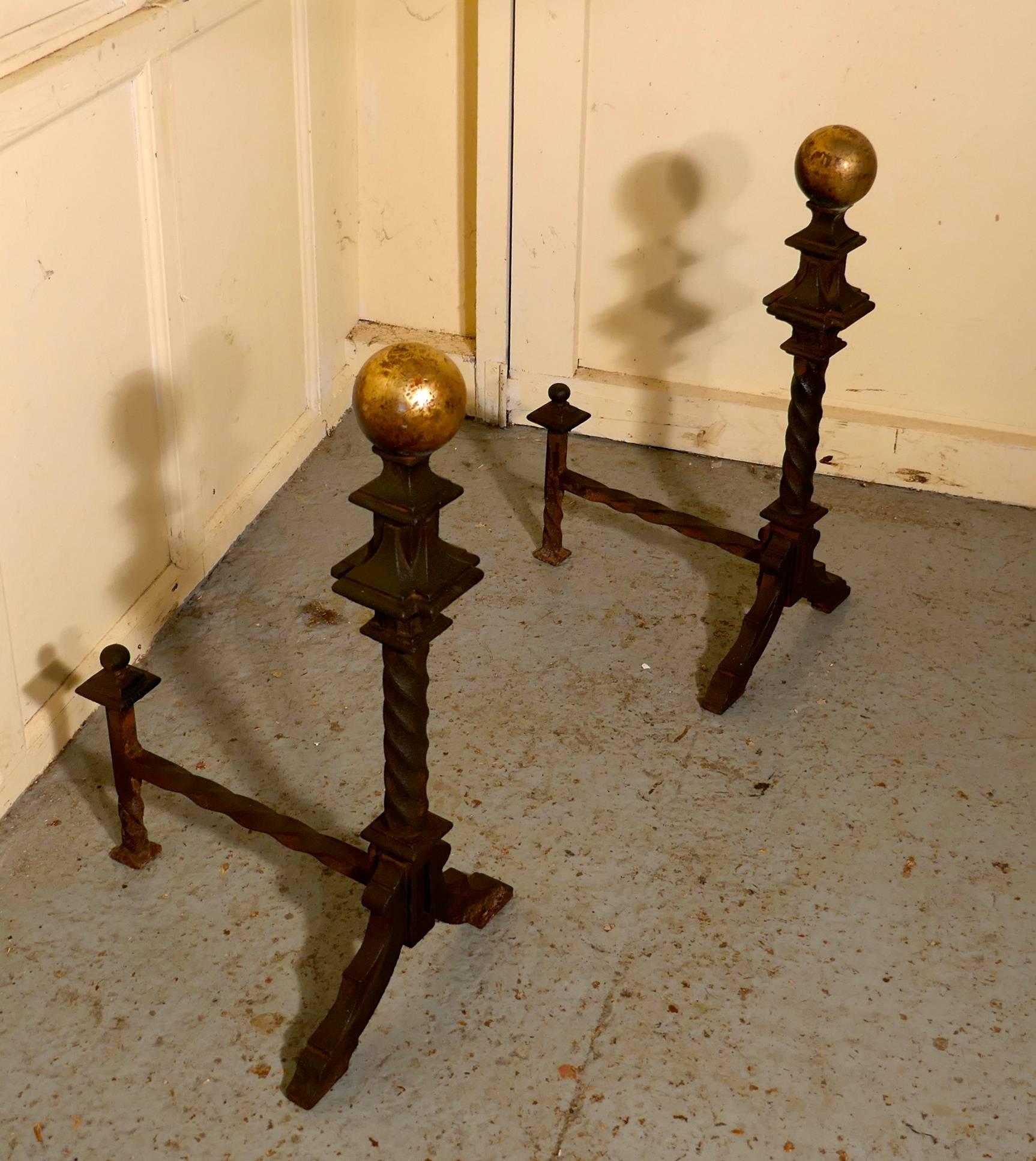Grande et lourde paire de chenets en laiton et en fer du 19ème siècle français Bon état à Godshill, Isle of Wight
