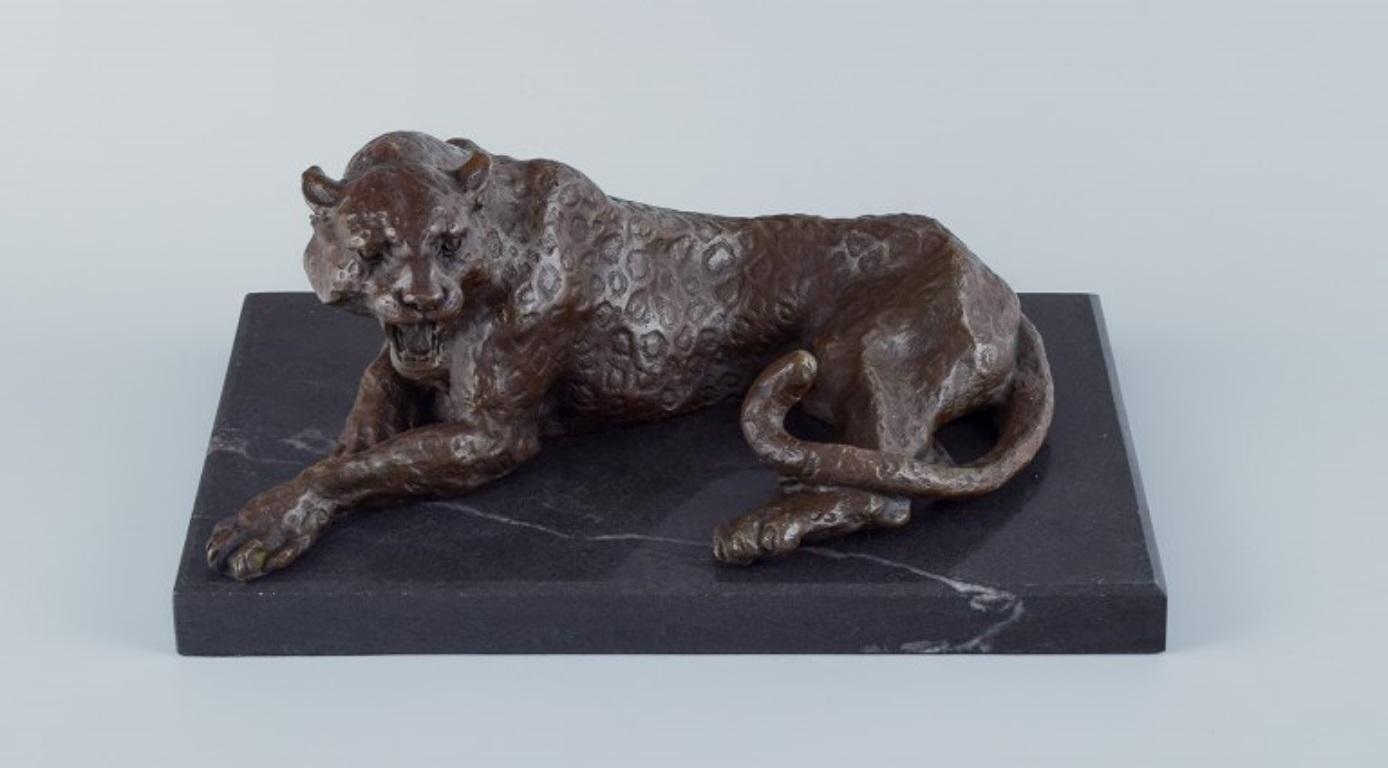 Large and heavy sculpture of a cheetah in patinated bronze on a marble base.
Mid-20th century.
Beautiful patina.
Dimensions: L 33.0 x W 21.5 cm x H 15.0 cm.