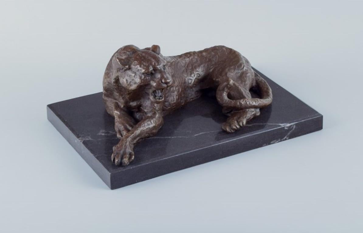 Unknown Large and heavy sculpture of a cheetah in patinated bronze on a marble base.  For Sale