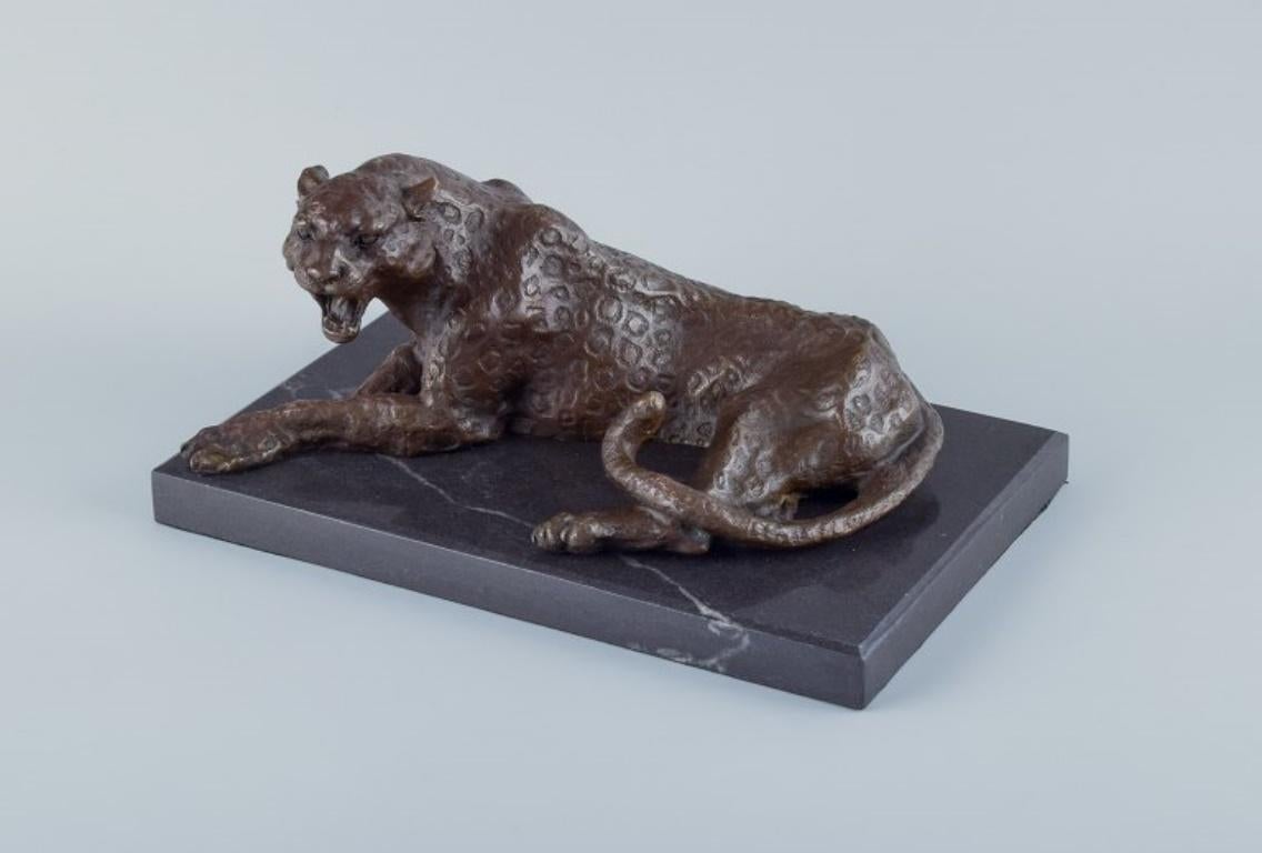 Large and heavy sculpture of a cheetah in patinated bronze on a marble base.  In Excellent Condition For Sale In Copenhagen, DK