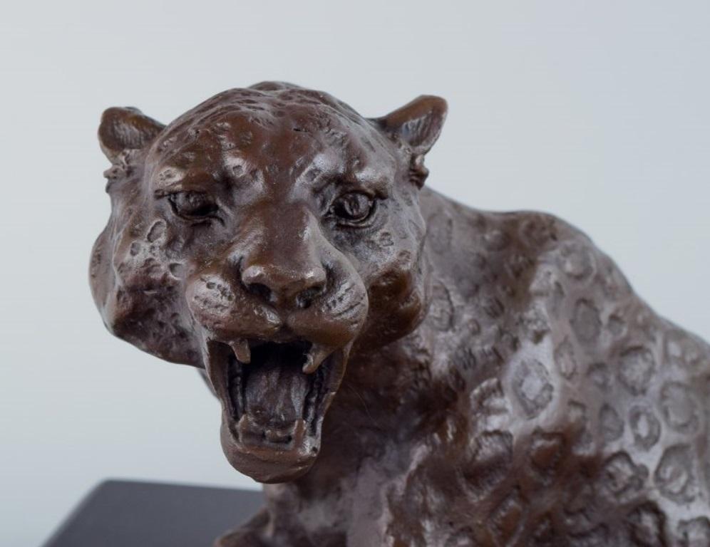 Große und schwere Skulptur eines Geparden aus patinierter Bronze auf einem Marmorsockel.  im Angebot 1