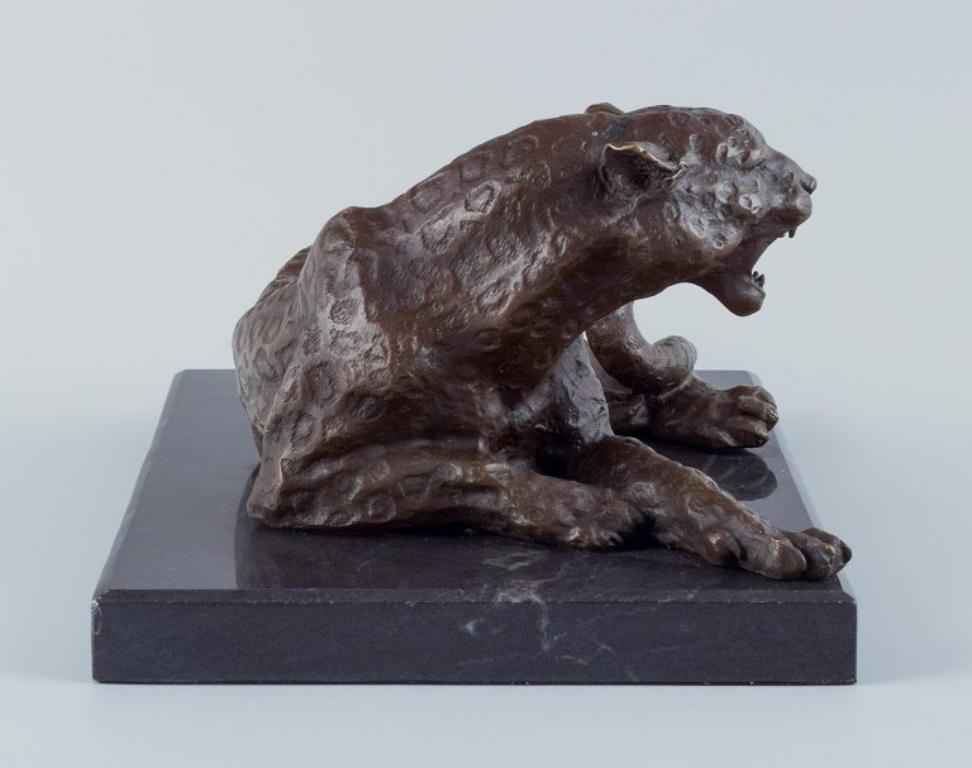 Large and heavy sculpture of a cheetah in patinated bronze on a marble base.  For Sale 1