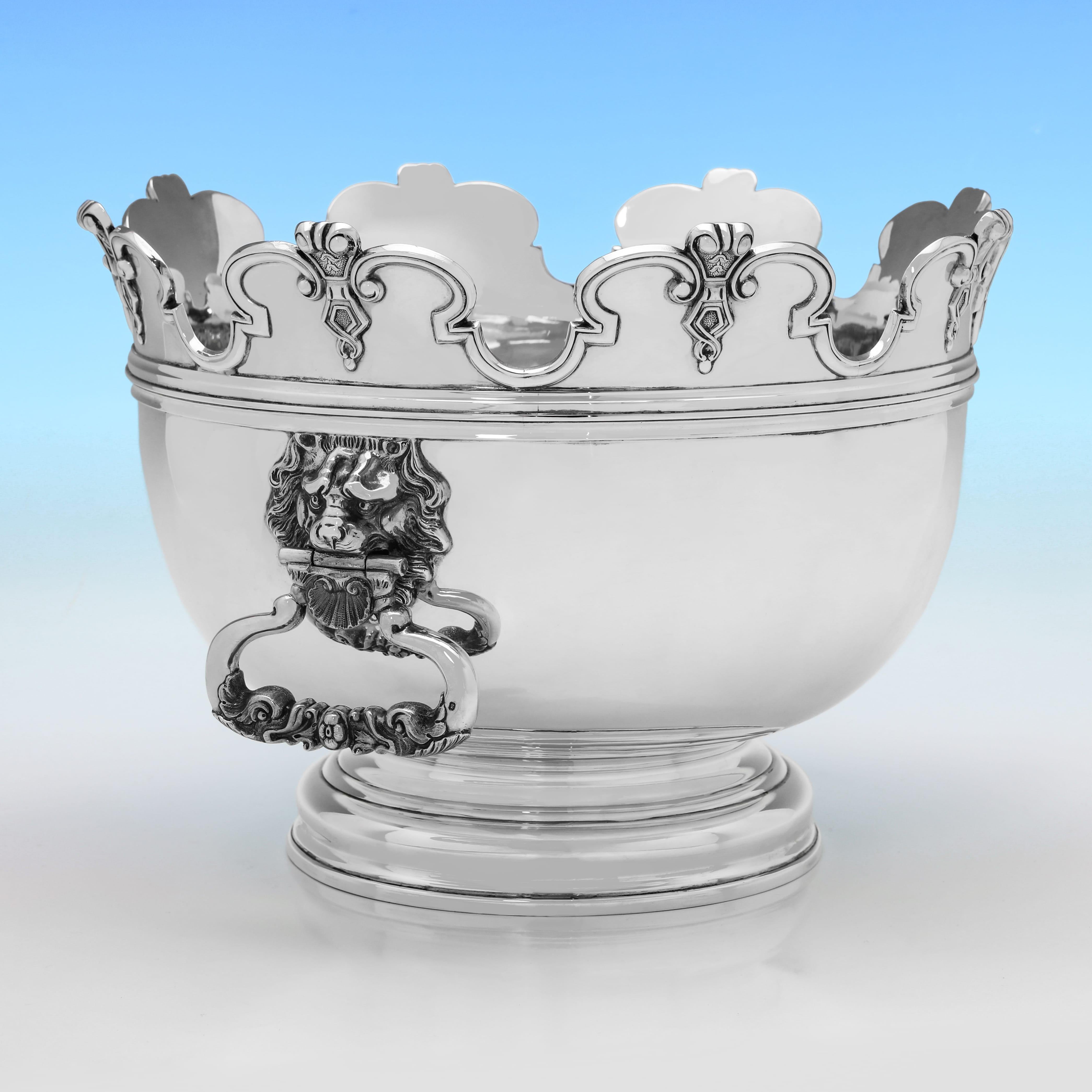 Matriculado en Sheffield en 1900 por Goldsmiths & Silversmiths Co., este atractivo cuenco victoriano de plata de ley antigua tiene el diseño de Monteith, con el borde perfilado y asas en forma de anilla con máscara de león. El cuenco mide 23,5 cm de
