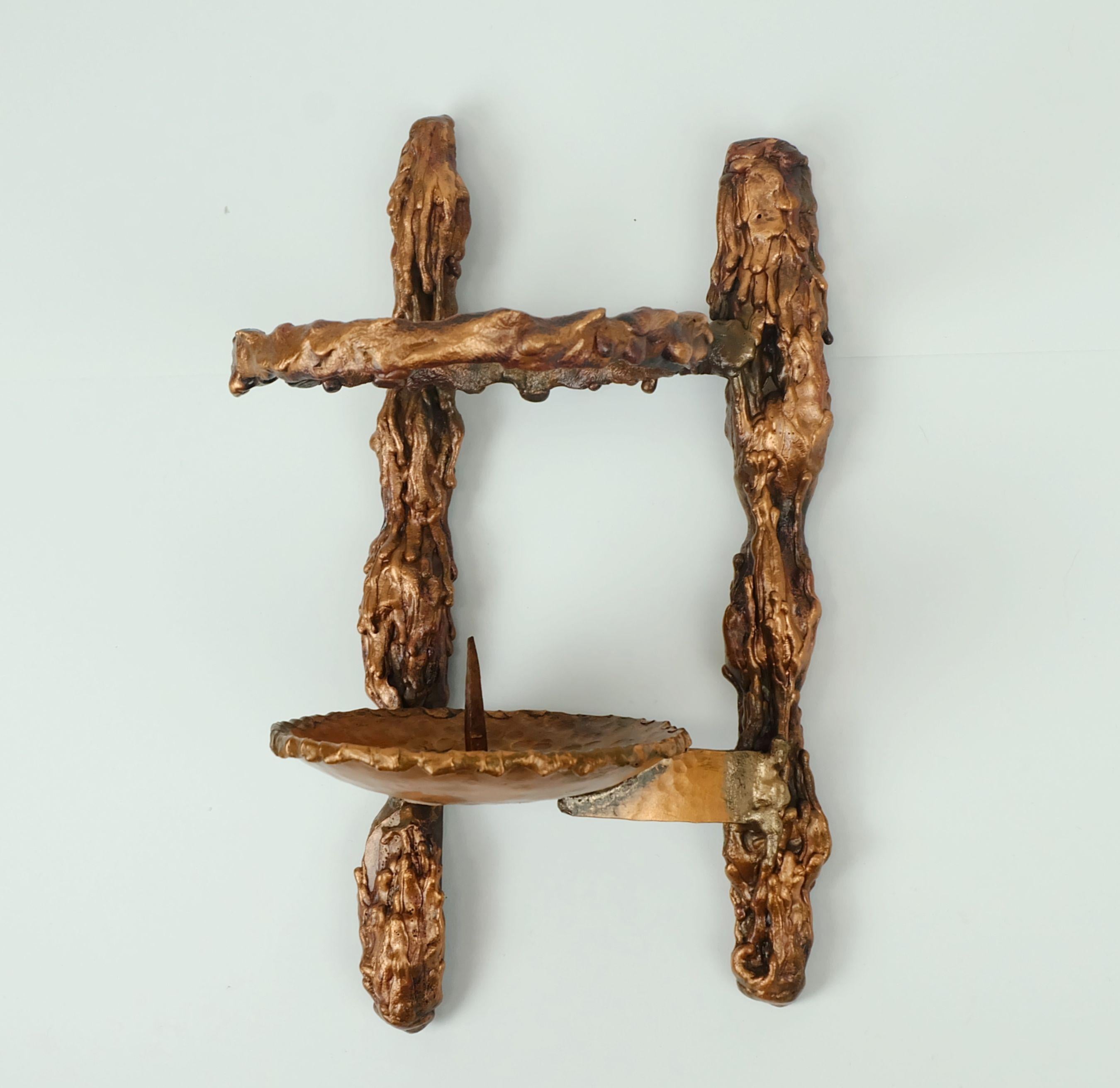 Excepcional portavelas de pared de los años sesenta. Hecho de cobre macizo. Estilo brutalista ecléctico. Una pieza única y un complemento perfecto para cualquier interior de mediados de siglo. Para velas con un diámetro de 11 cm (4 1/3