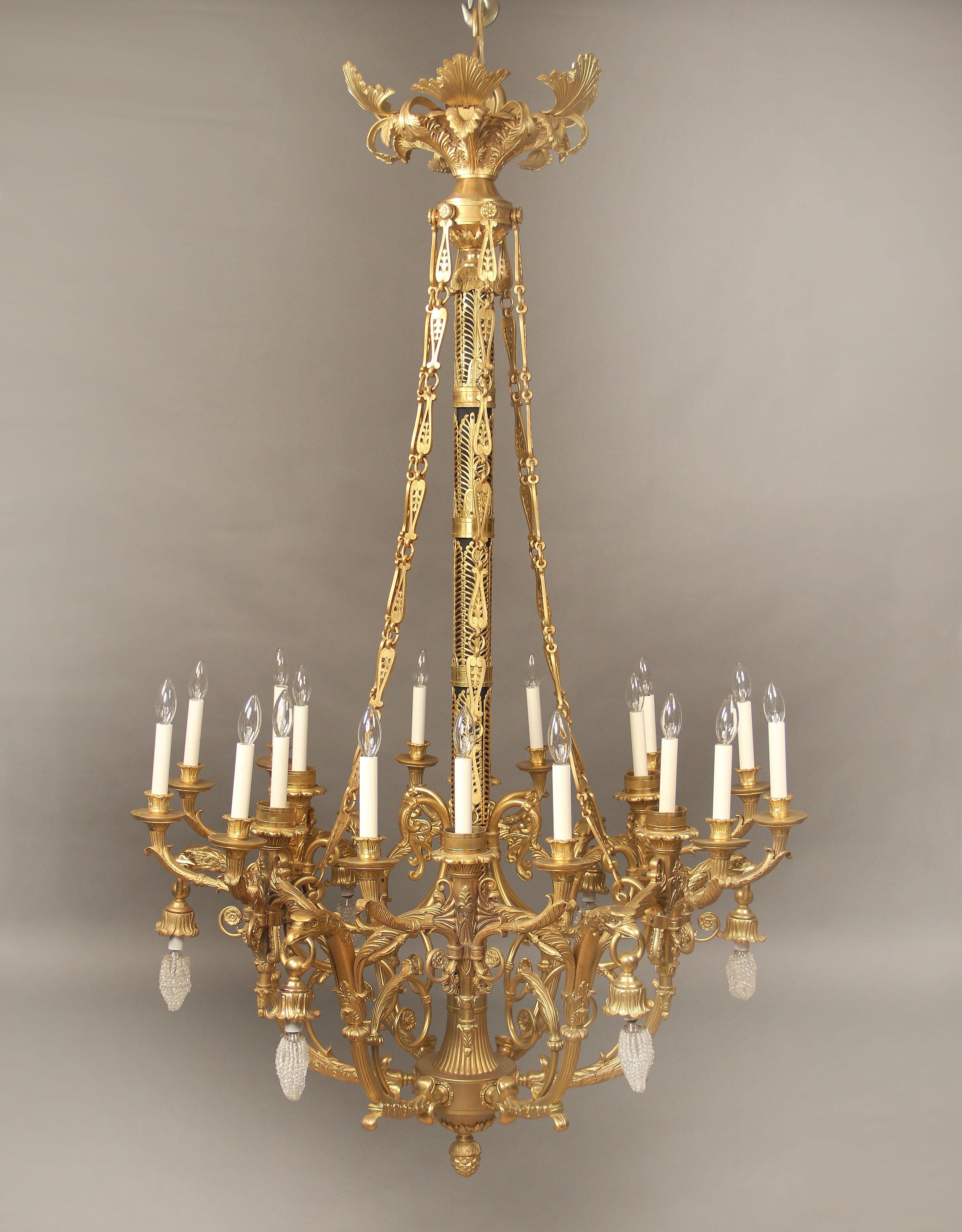 Ein großer und bedeutender Kronleuchter aus vergoldeter Bronze im Empire-Stil des frühen 20.


Der wunderbare, ganz aus Bronze gegossene Rahmen ist mit Empire-Motiven verziert, mit Bronzeketten von der Krone bis zum Korpus, die Arme bestehen aus