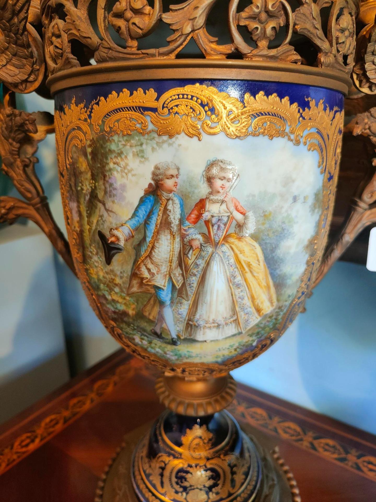 Period: Second half of the 19th century.
Large and important pair of Sèvres Porcelain vases.
Large and important pair of mounted Sèvres Porcelain vases with rich gilt bronze decoration.
The two handles are in bronze and represent female