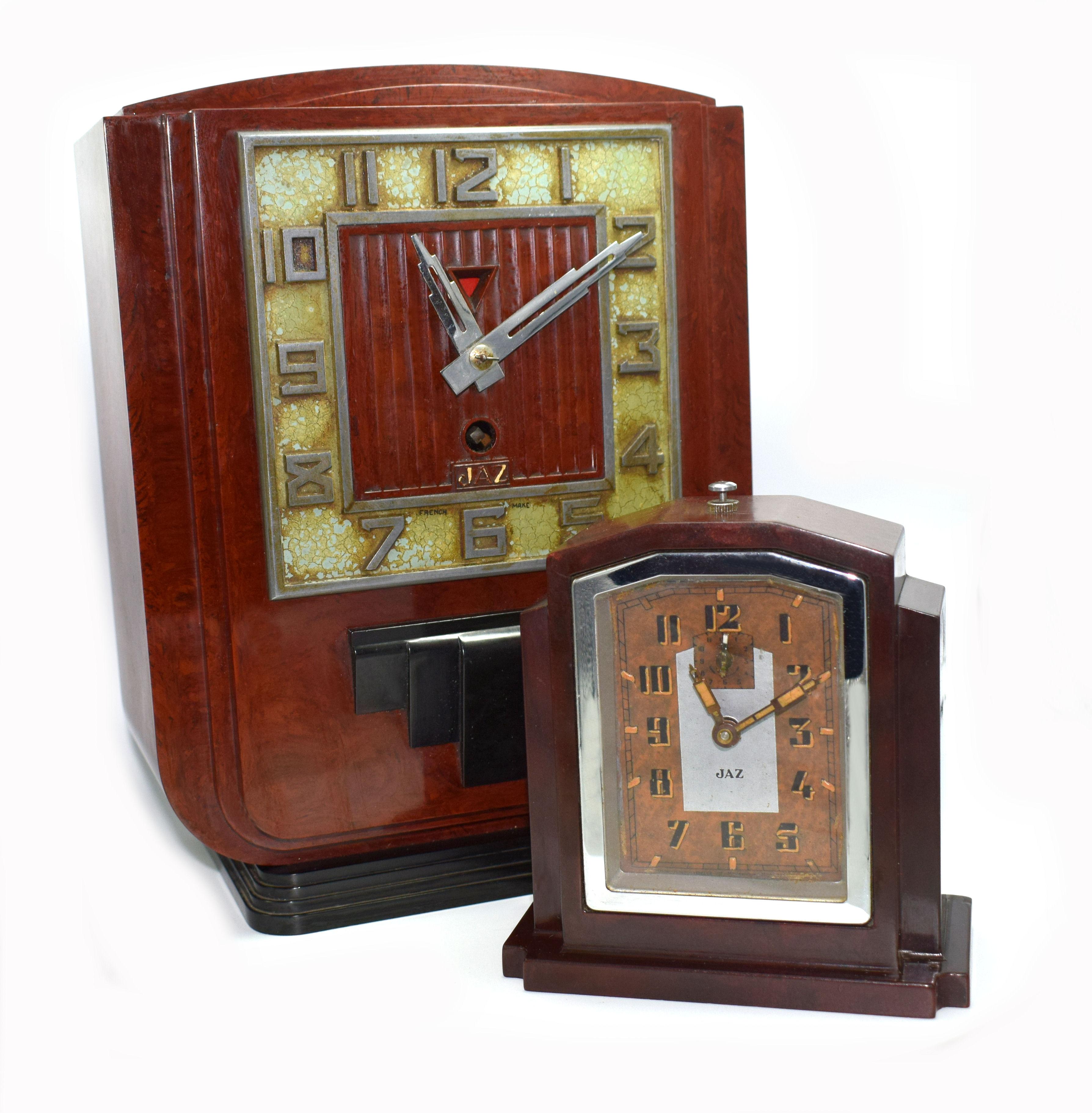 Bakélite Grande et impressionnante horloge de cheminée Art Déco des années 1930 en bakélite rouge par JAZ en vente