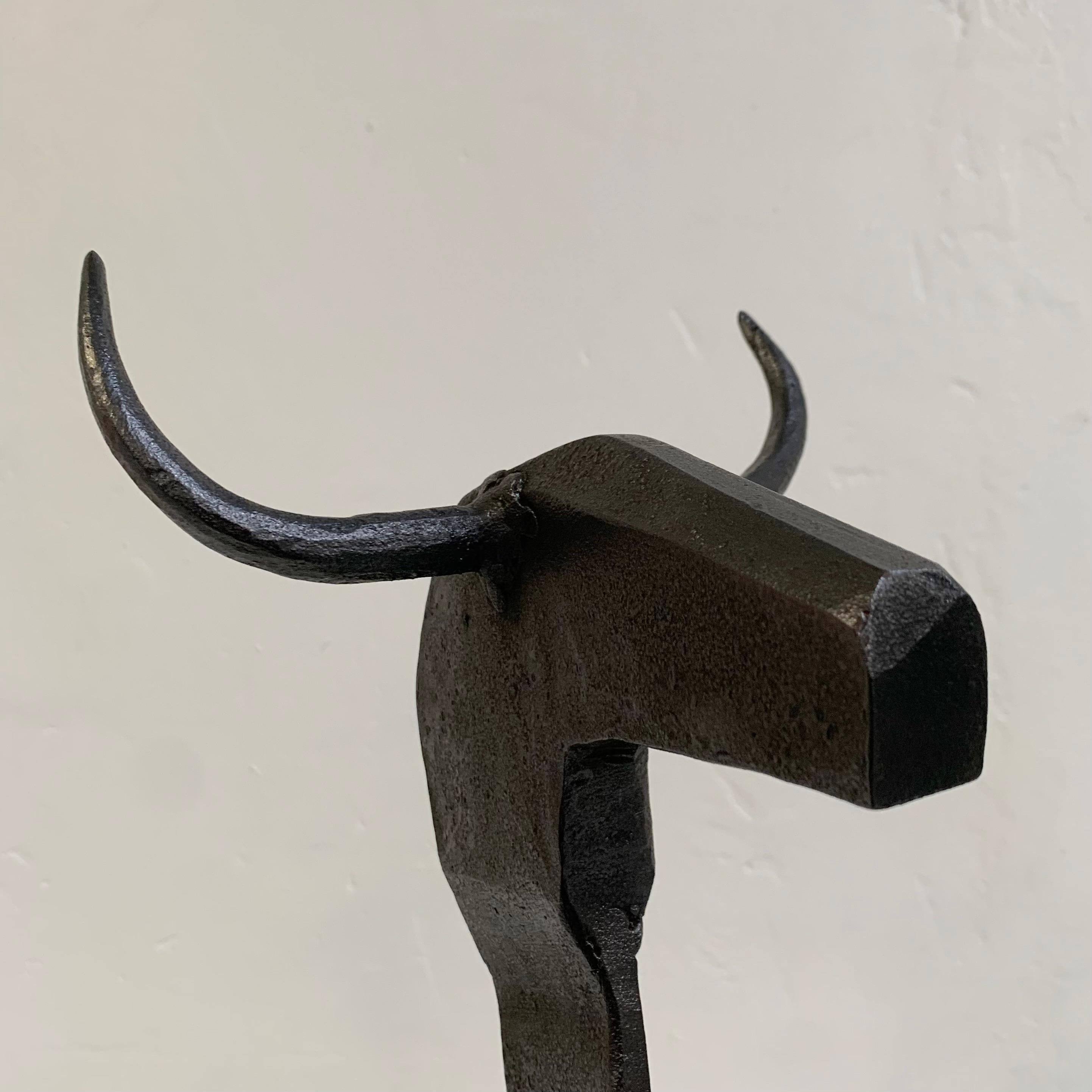 Grandes et impressionnantes chenets à taureau en fer forgé, vers 1950, France. en vente 2