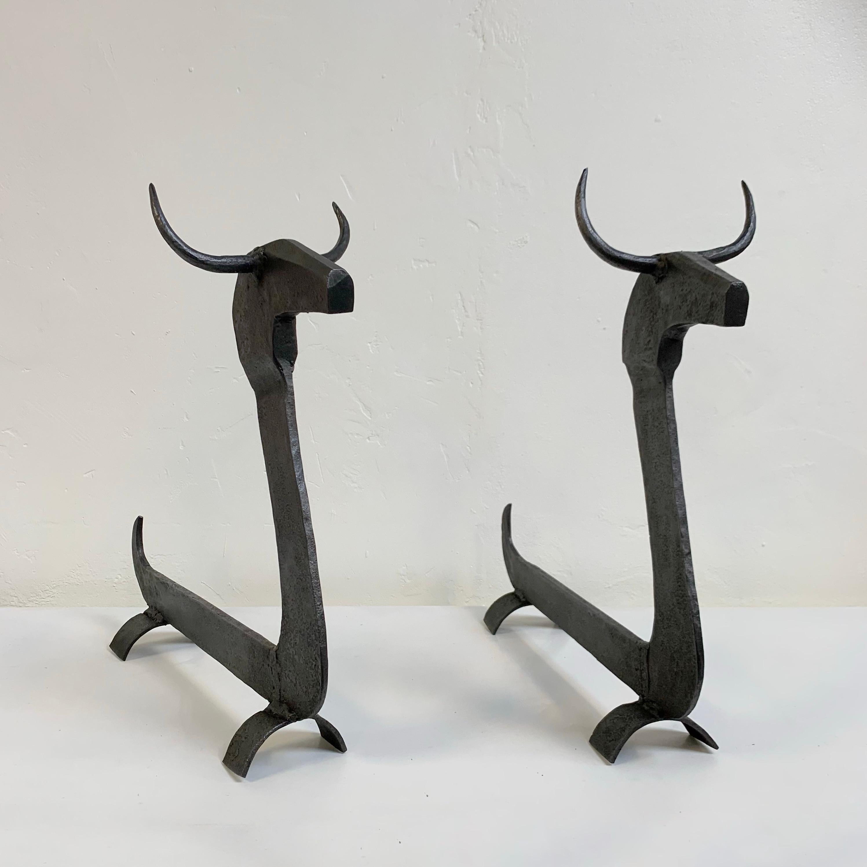 Grandes et impressionnantes chenets à taureau en fer forgé, vers 1950, France. en vente 3