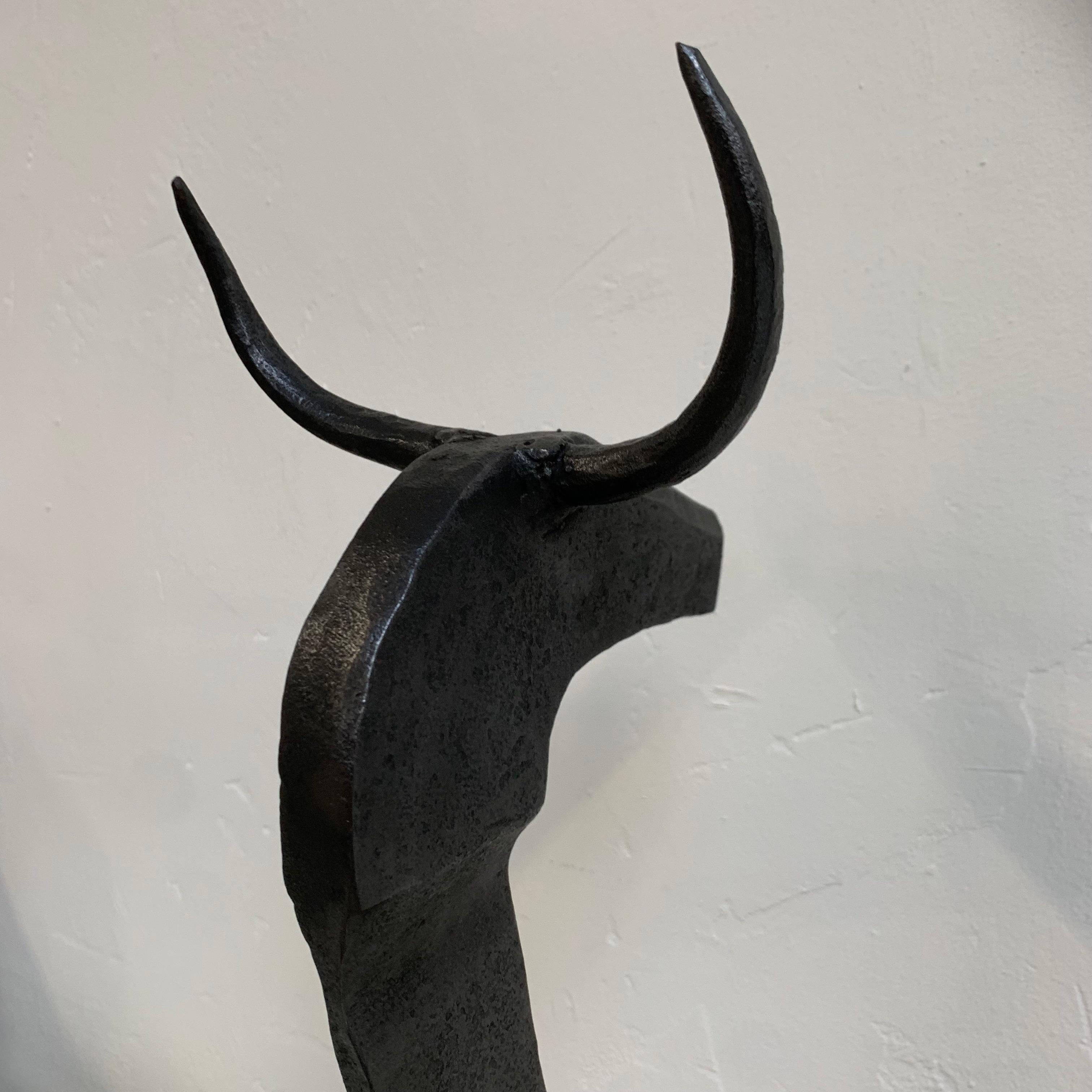 Grandes et impressionnantes chenets à taureau en fer forgé, vers 1950, France. en vente 4