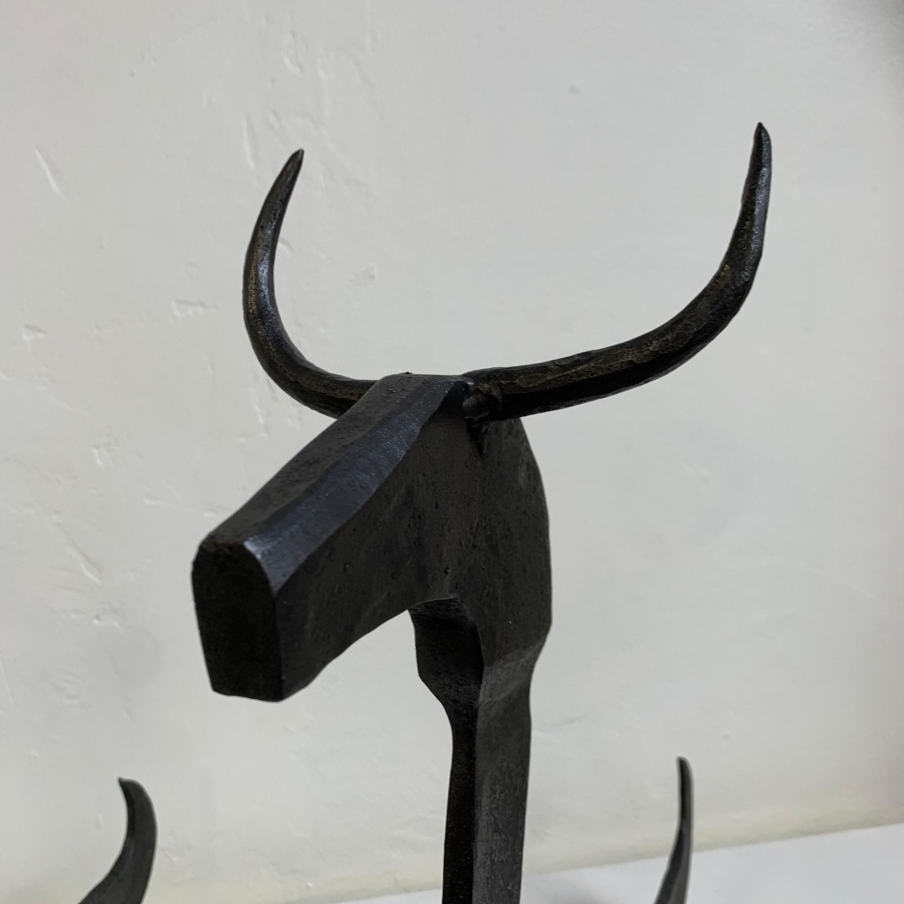 Grandes et impressionnantes chenets à taureau en fer forgé, vers 1950, France. en vente 5