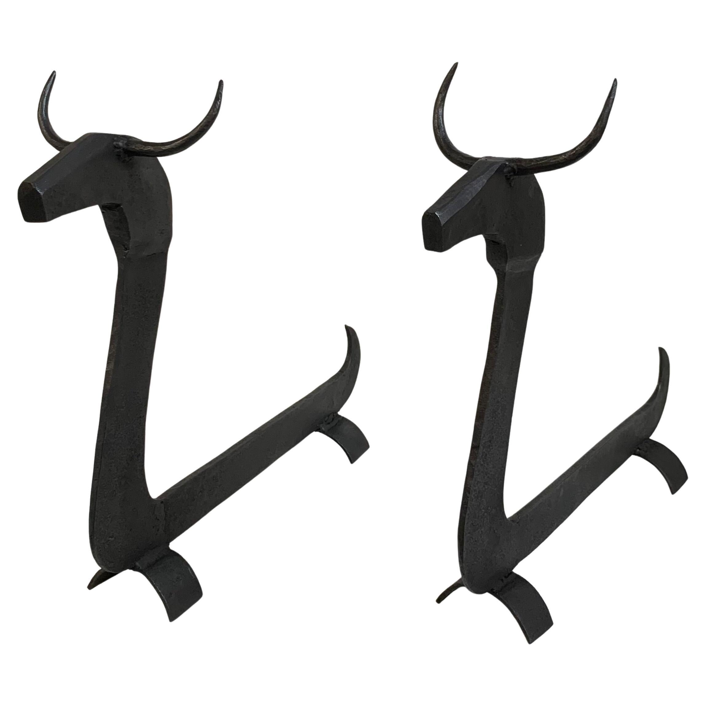 Grande et impressionnante paire de chenets de taureau, vers 1950, France.
Fer forgé noirci.
Dimensions : 53 cm H, 60 cm D, 19 cm L.
Tous les achats sont couverts par notre garantie de protection de l'acheteur.
Cet article peut être retourné dans les