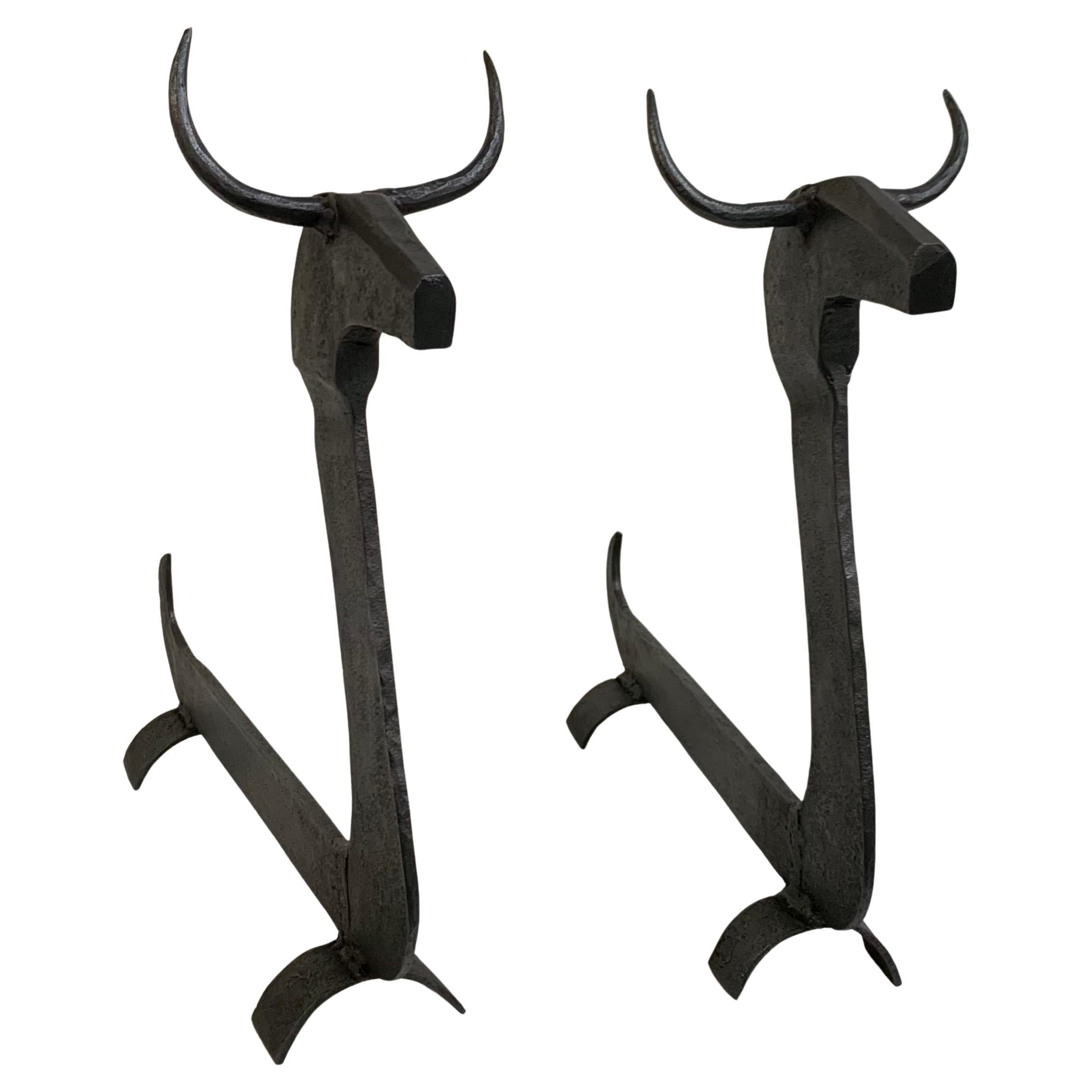 Mid-Century Modern Grandes et impressionnantes chenets à taureau en fer forgé, vers 1950, France. en vente