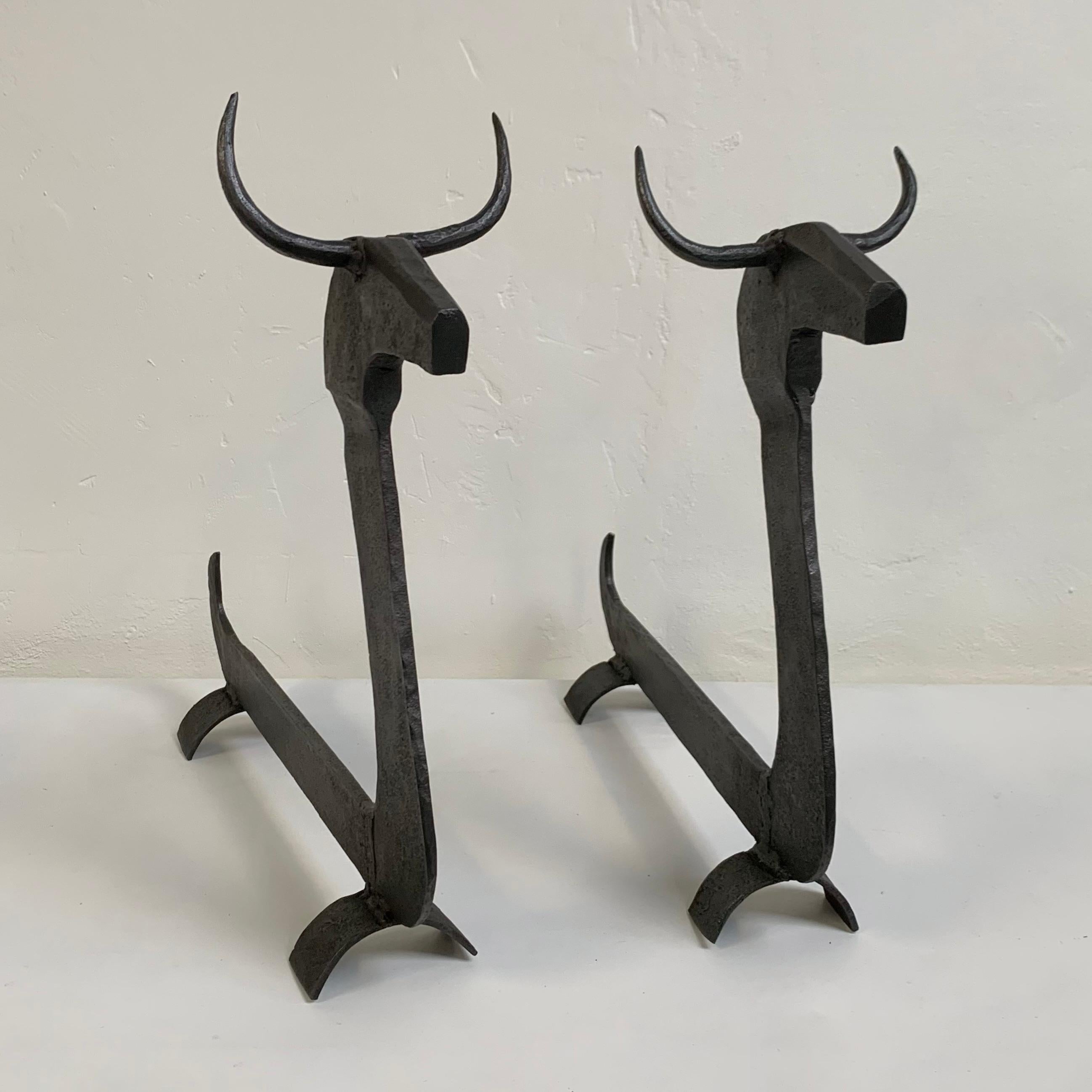 Français Grandes et impressionnantes chenets à taureau en fer forgé, vers 1950, France. en vente