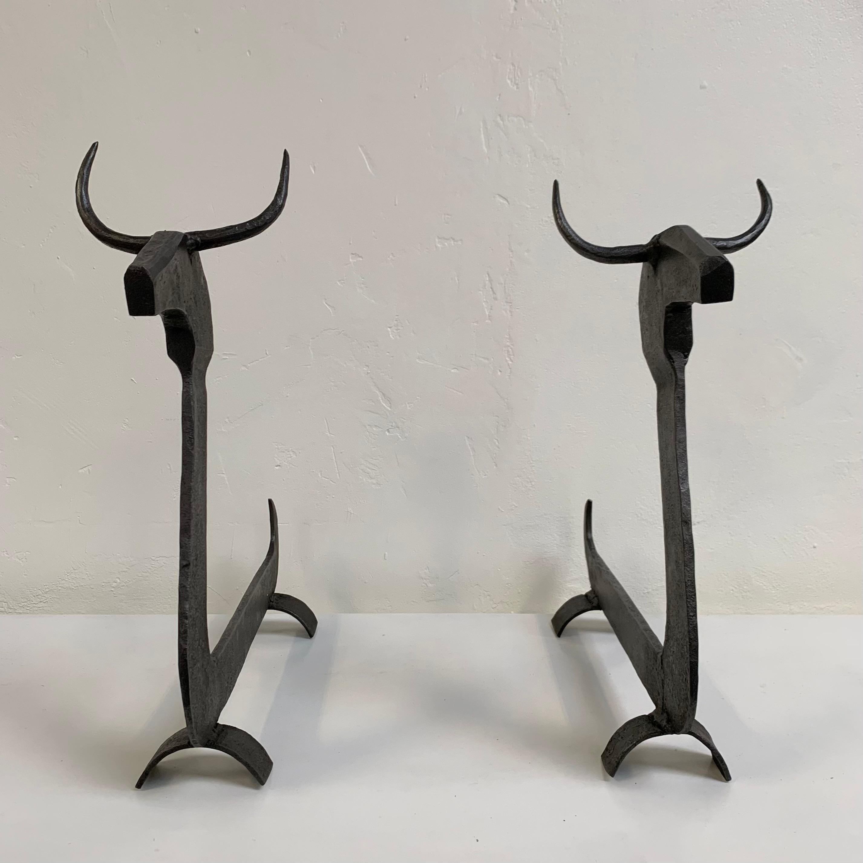 Noirci Grandes et impressionnantes chenets à taureau en fer forgé, vers 1950, France. en vente