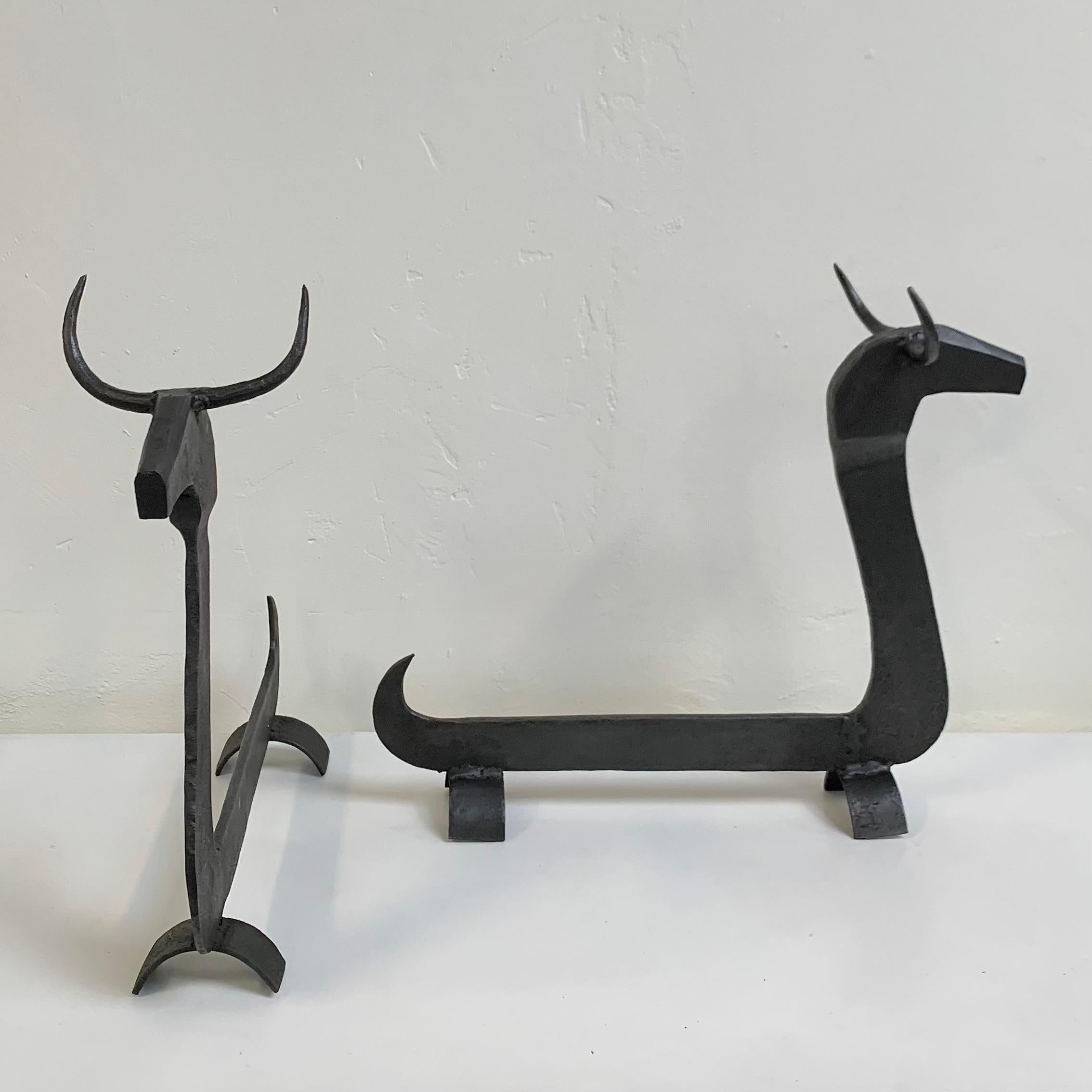 Grandes et impressionnantes chenets à taureau en fer forgé, vers 1950, France. Bon état - En vente à Brussels, BE