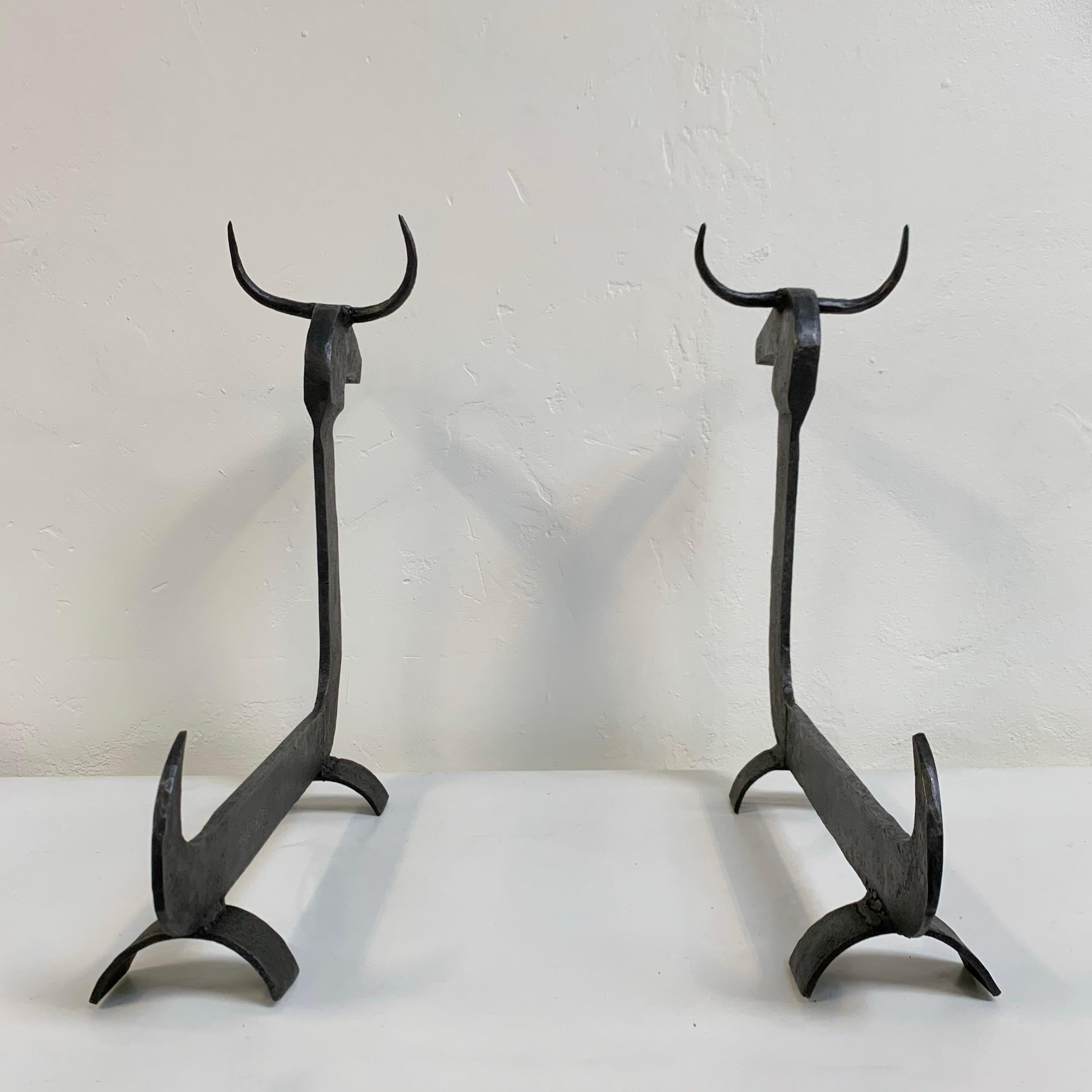 Milieu du XXe siècle Grandes et impressionnantes chenets à taureau en fer forgé, vers 1950, France. en vente
