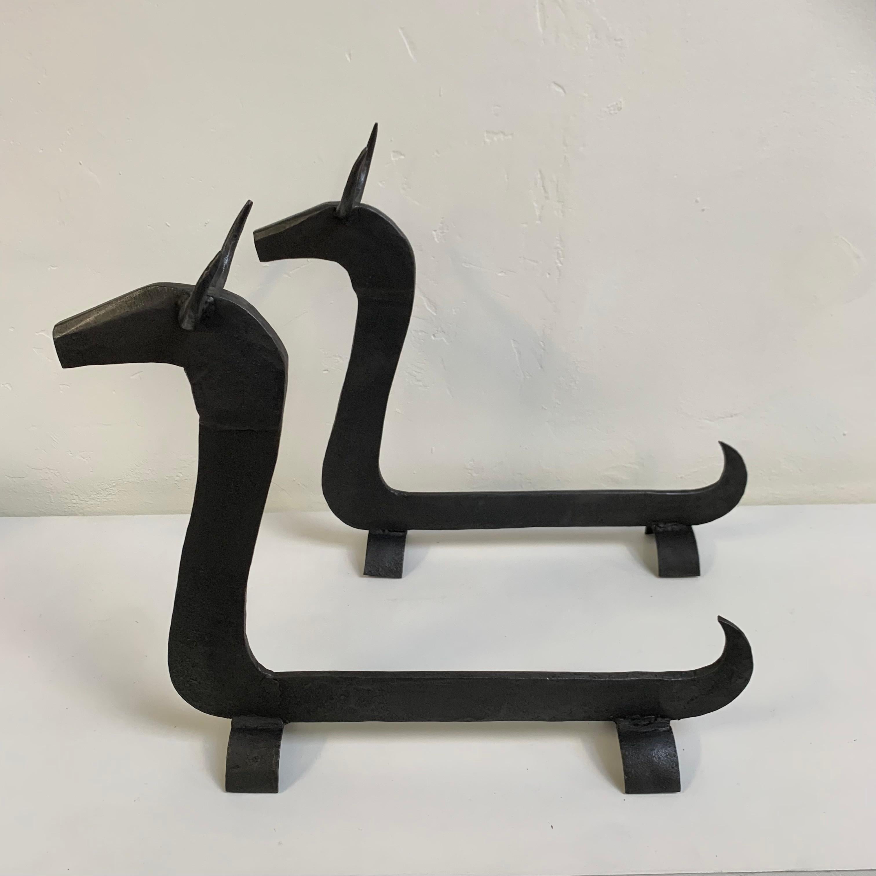 Fer forgé Grandes et impressionnantes chenets à taureau en fer forgé, vers 1950, France. en vente