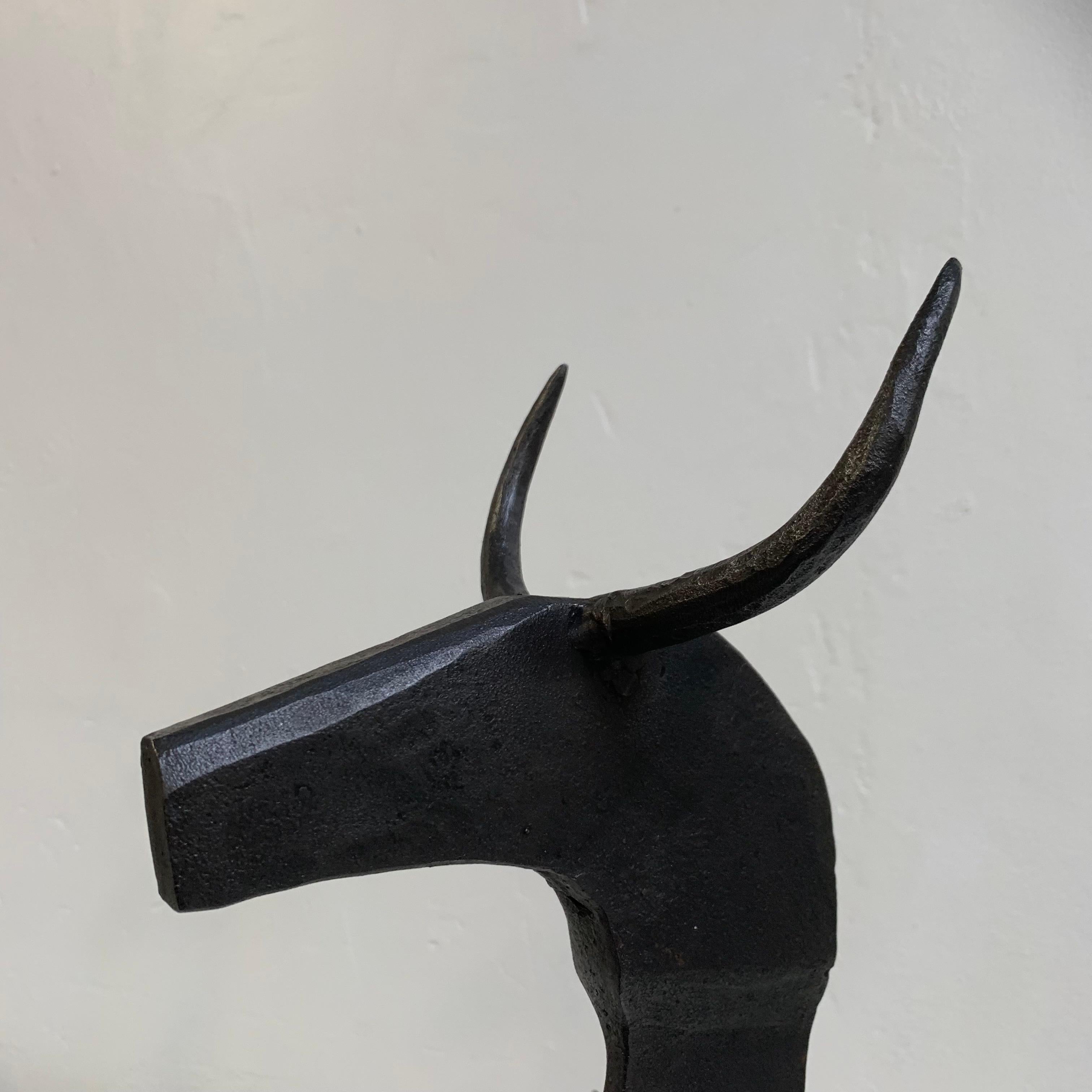 Grandes et impressionnantes chenets à taureau en fer forgé, vers 1950, France. en vente 1