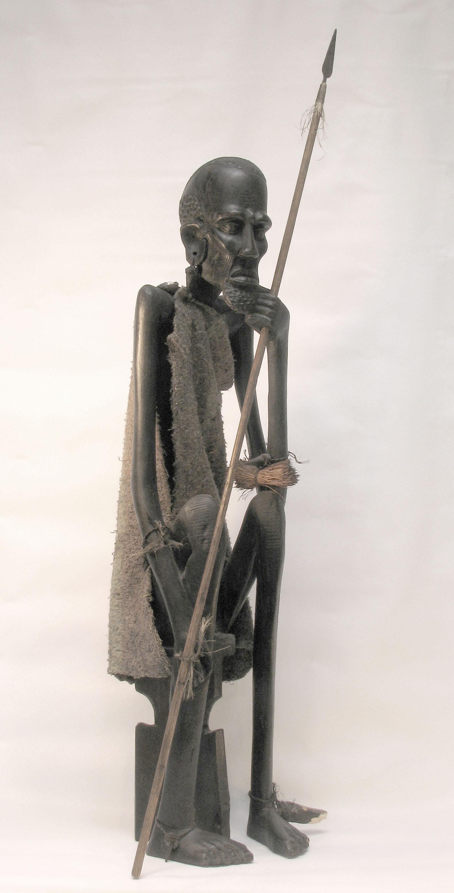 Grandes y  Impresionante estatua tallada de un cazador masai  Circa 1950 Kenia. Tribal en venta