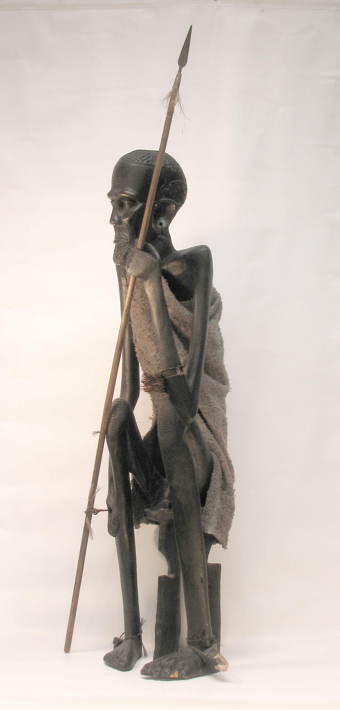 Grandes y  Impresionante estatua tallada de un cazador masai  Circa 1950 Kenia. Keniano en venta