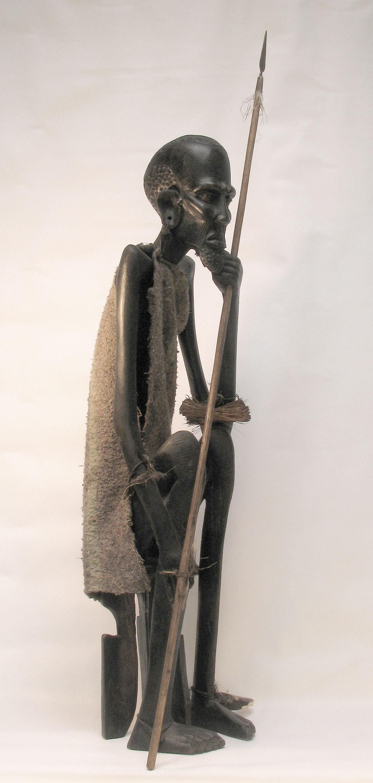 Grandes y  Impresionante estatua tallada de un cazador masai  Circa 1950 Kenia. Tallado en venta