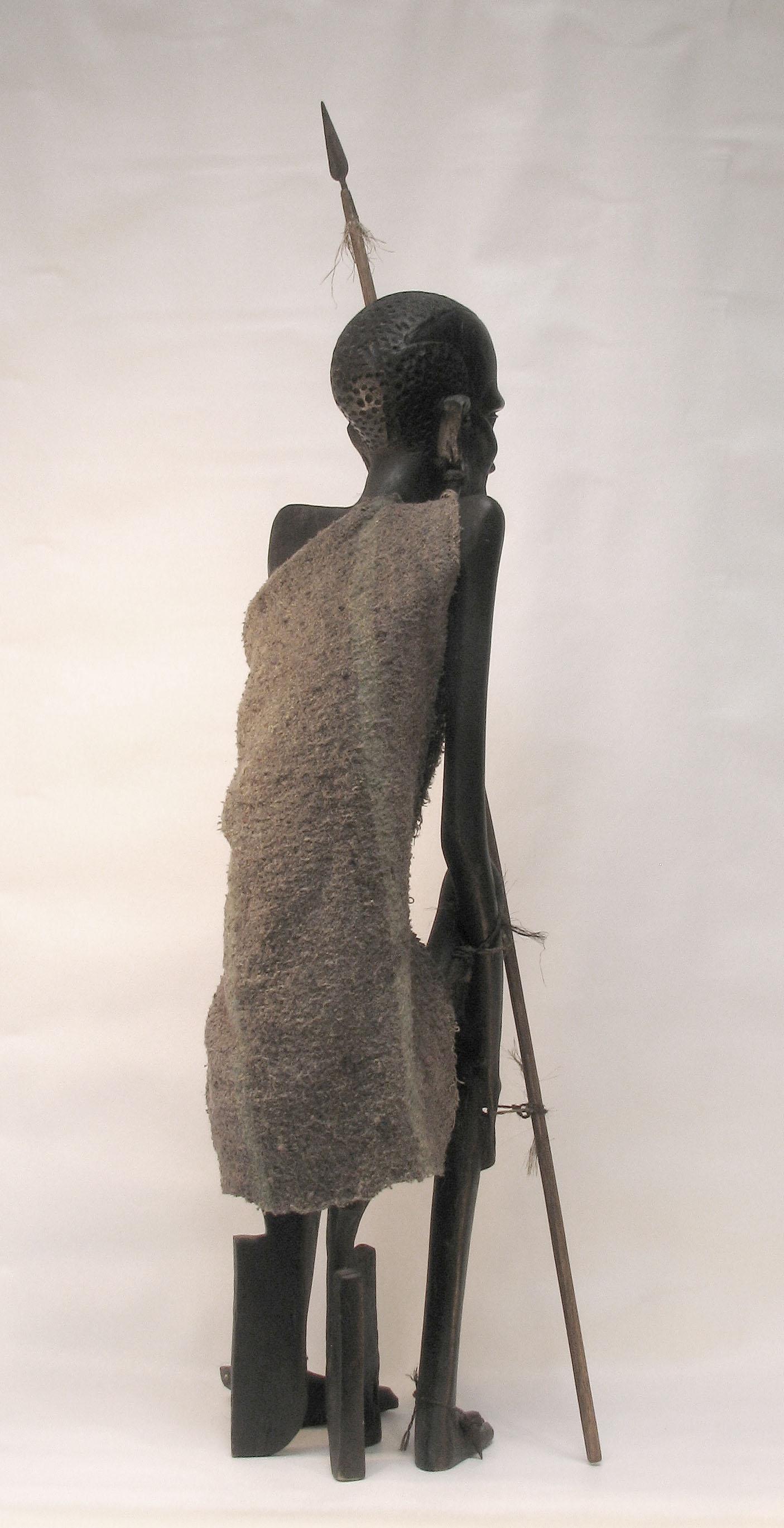 Grandes y  Impresionante estatua tallada de un cazador masai  Circa 1950 Kenia. en Bueno estado para la venta en Ottawa, Ontario