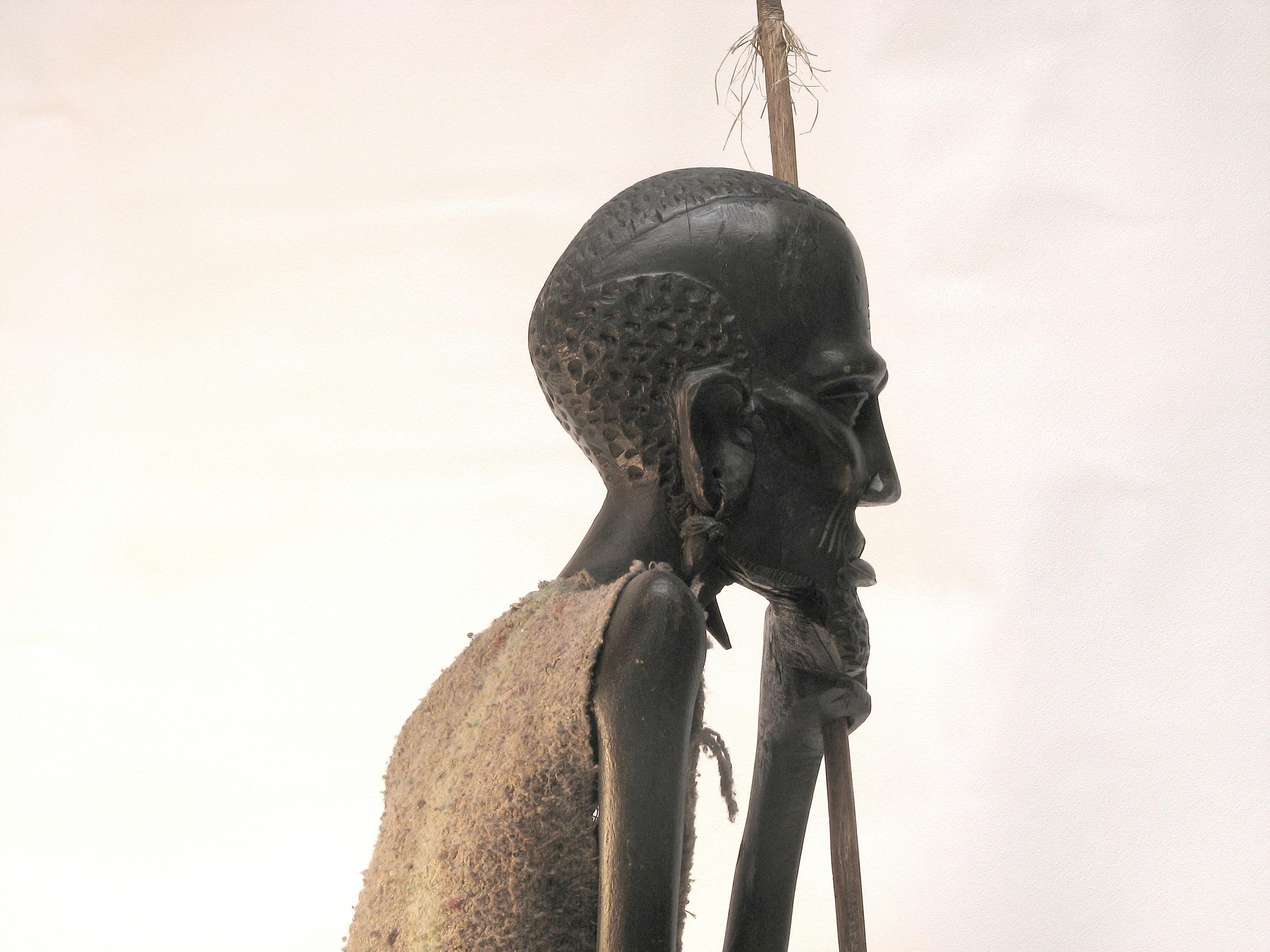 Grandes y  Impresionante estatua tallada de un cazador masai  Circa 1950 Kenia. siglo XX en venta