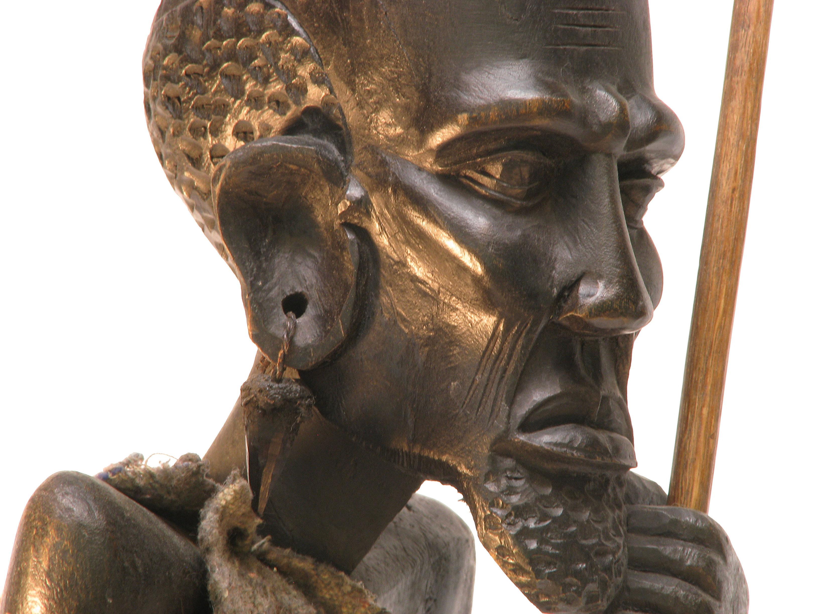 Grandes y  Impresionante estatua tallada de un cazador masai  Circa 1950 Kenia. en venta 1