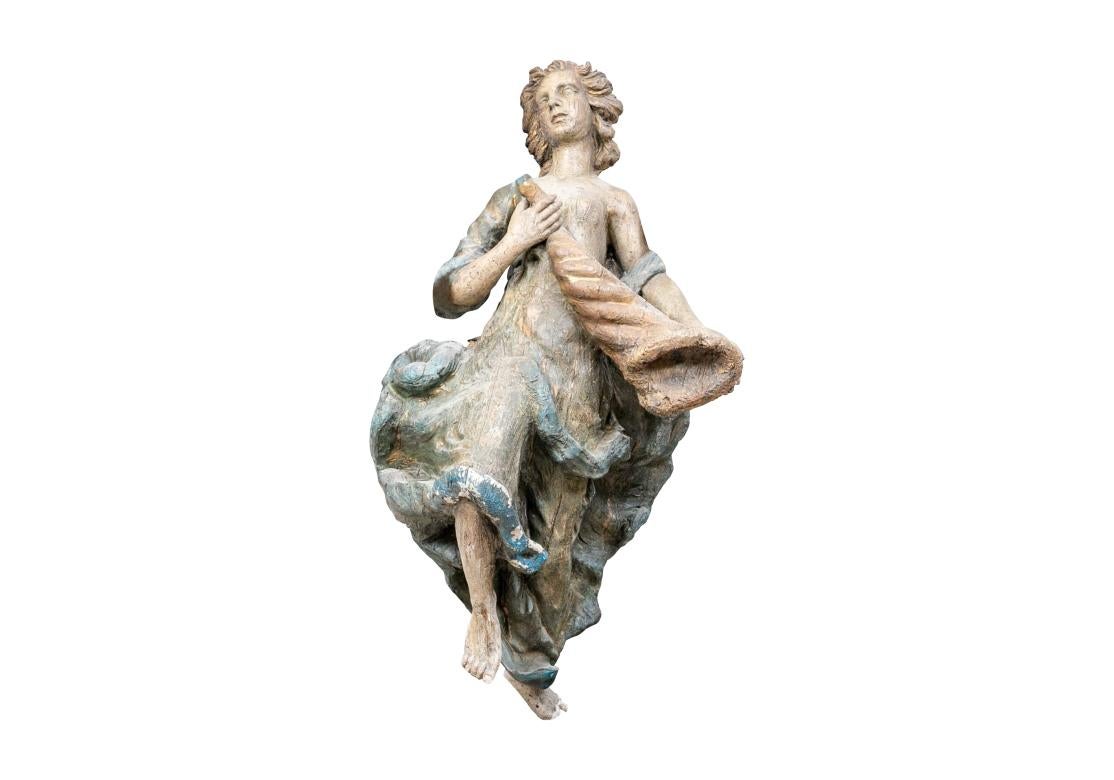 Grande et spectaculaire recréation en fibre de verre de la tête de mât.  Une grande et impressionnante fausse tête de mât en fibre de verre ayant la forme d'une femme tenant une corne en spirale et portant des vêtements drapés. 

Condit : Veuillez