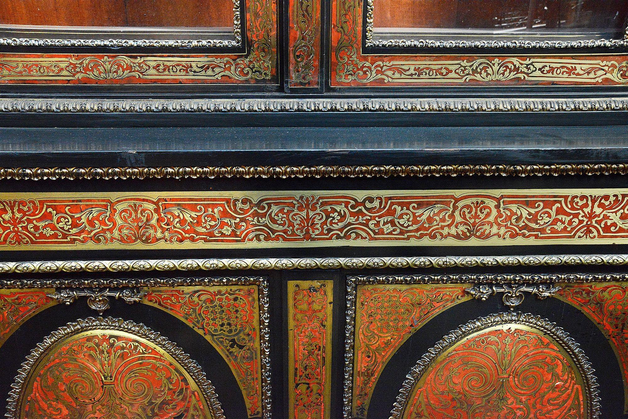 Grande e imponente vetrina Boulle francese del XIX secolo. in vendita 1