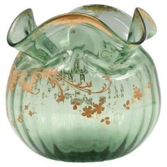 Gran e impresionante jarrón antiguo de vidrio artístico verde con dorado en relieve Circa 1880