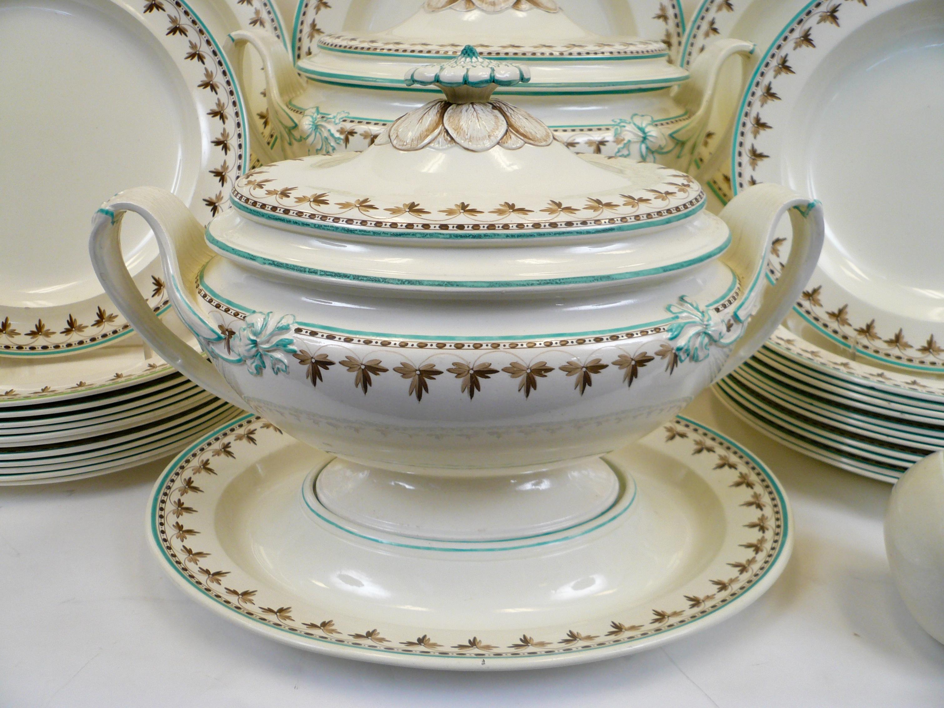 Hand-Painted Large and Impressive Late 18th Century Wedgwood Creamware Dinner Service