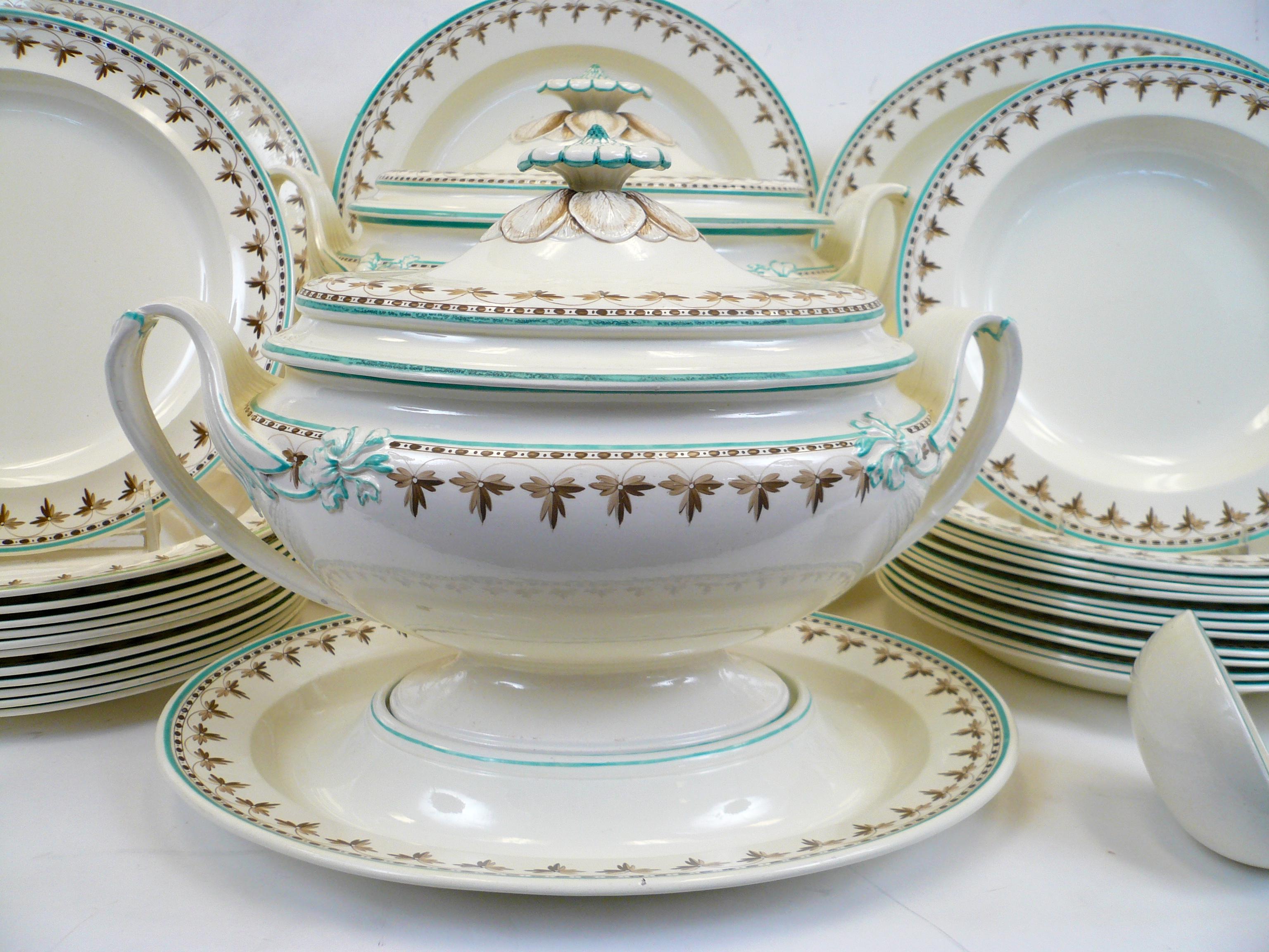 Large and Impressive Late 18th Century Wedgwood Creamware Dinner Service In Good Condition In Pittsburgh, PA