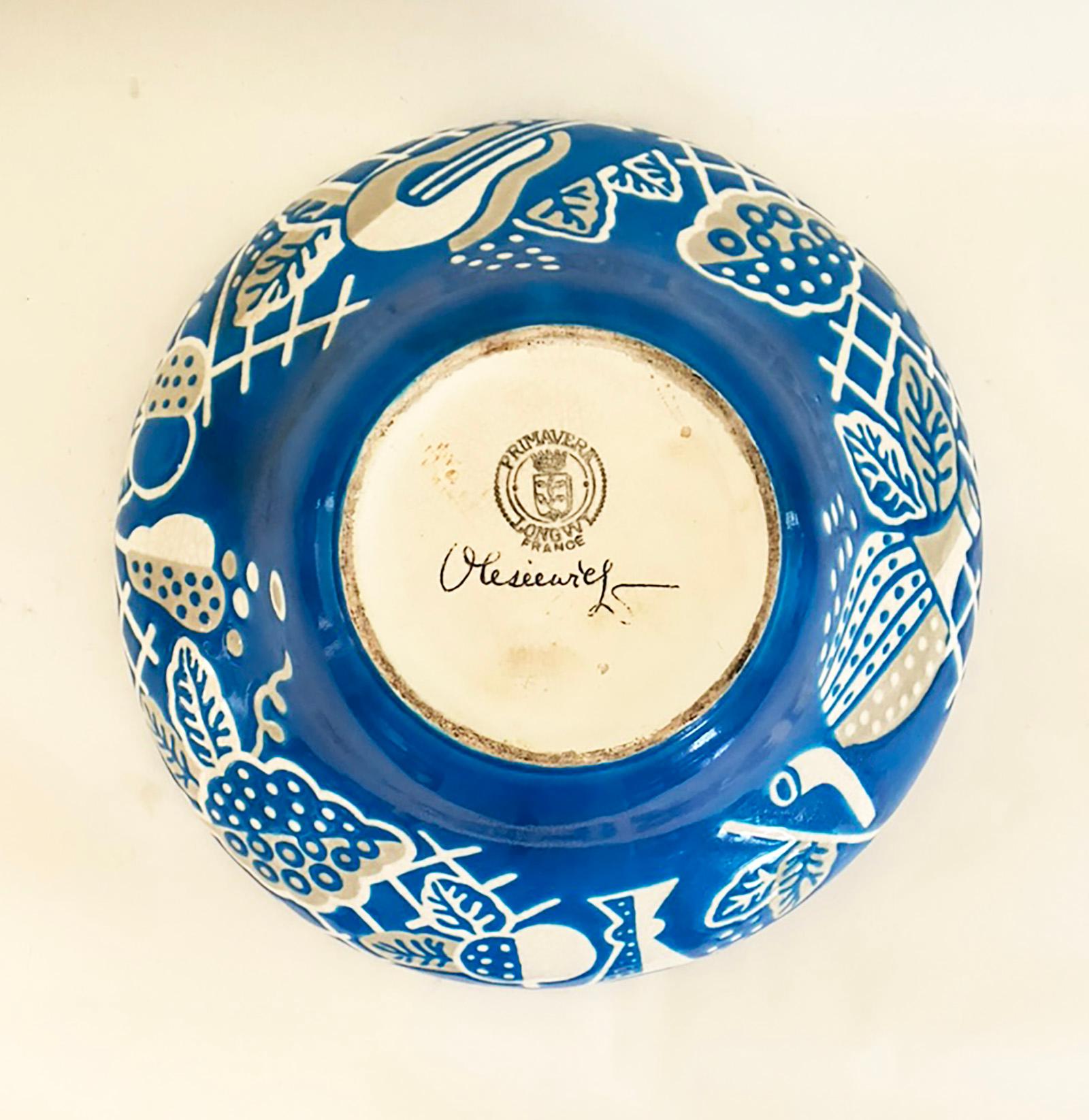 He aquí un cuenco grande y muy decorativo diseñado por Sigismund Olesiewicz (que más tarde adoptó el nombre francés de Jean Olin) para Primavera y producido por Longwy en Francia en la década de 1930. Olin fue diseñador en la famosa tienda