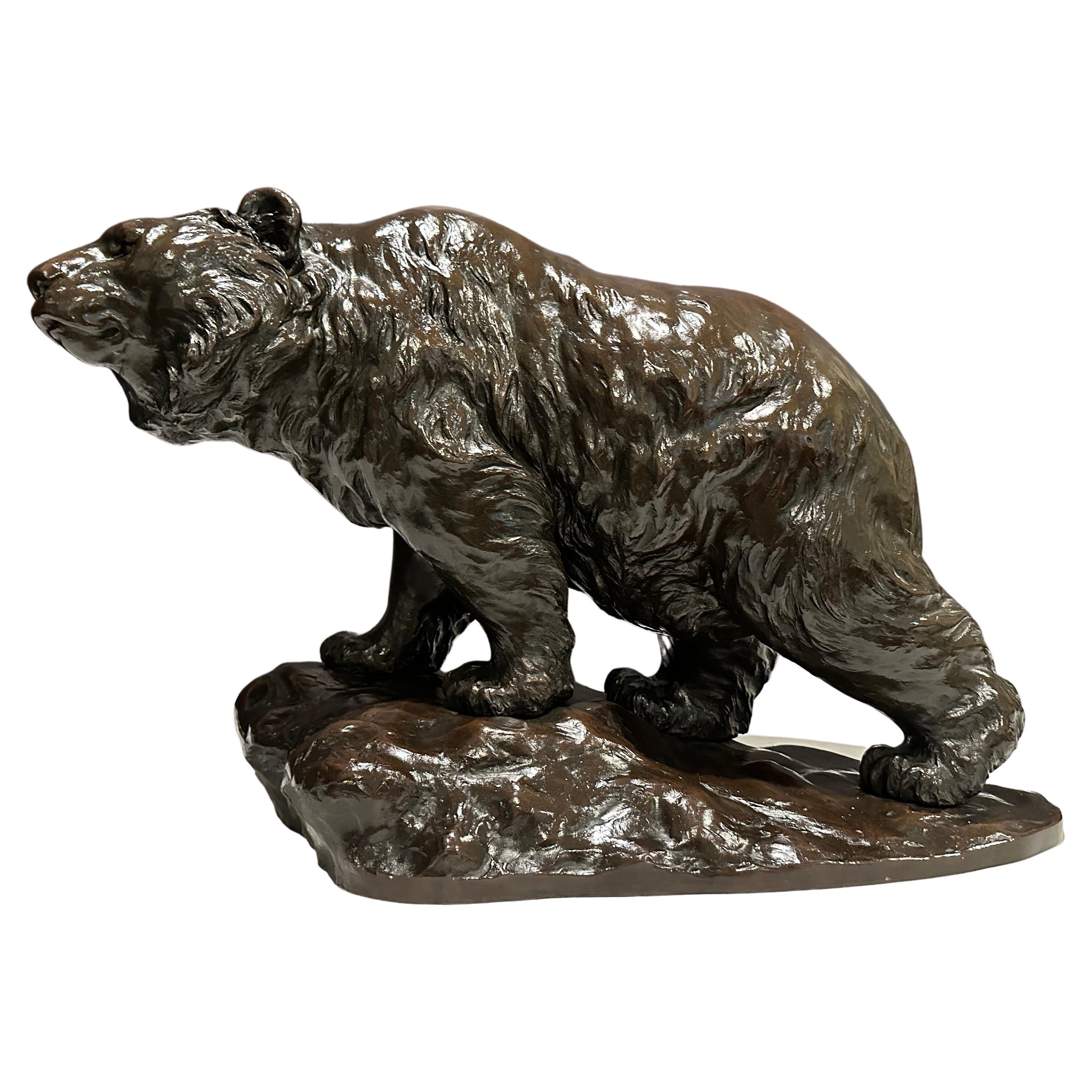 Grand et impressionnant ours en bronze de la période Meiji, signé en vente