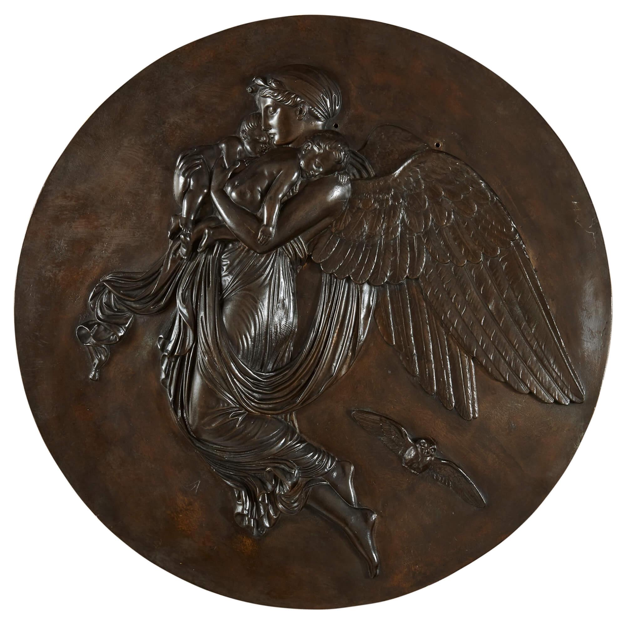 Une paire de plaques anciennes en bronze patiné représentant le jour et la nuit
Français, fin du 19ème siècle
80 cm de diamètre, 5 cm de profondeur

Inspirées des reliefs emblématiques de Bertel Thorvaldsen intitulés 
