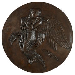 Grande paire de grandes plaques circulaires en bronze patiné en relief représentant la nuit et la journée