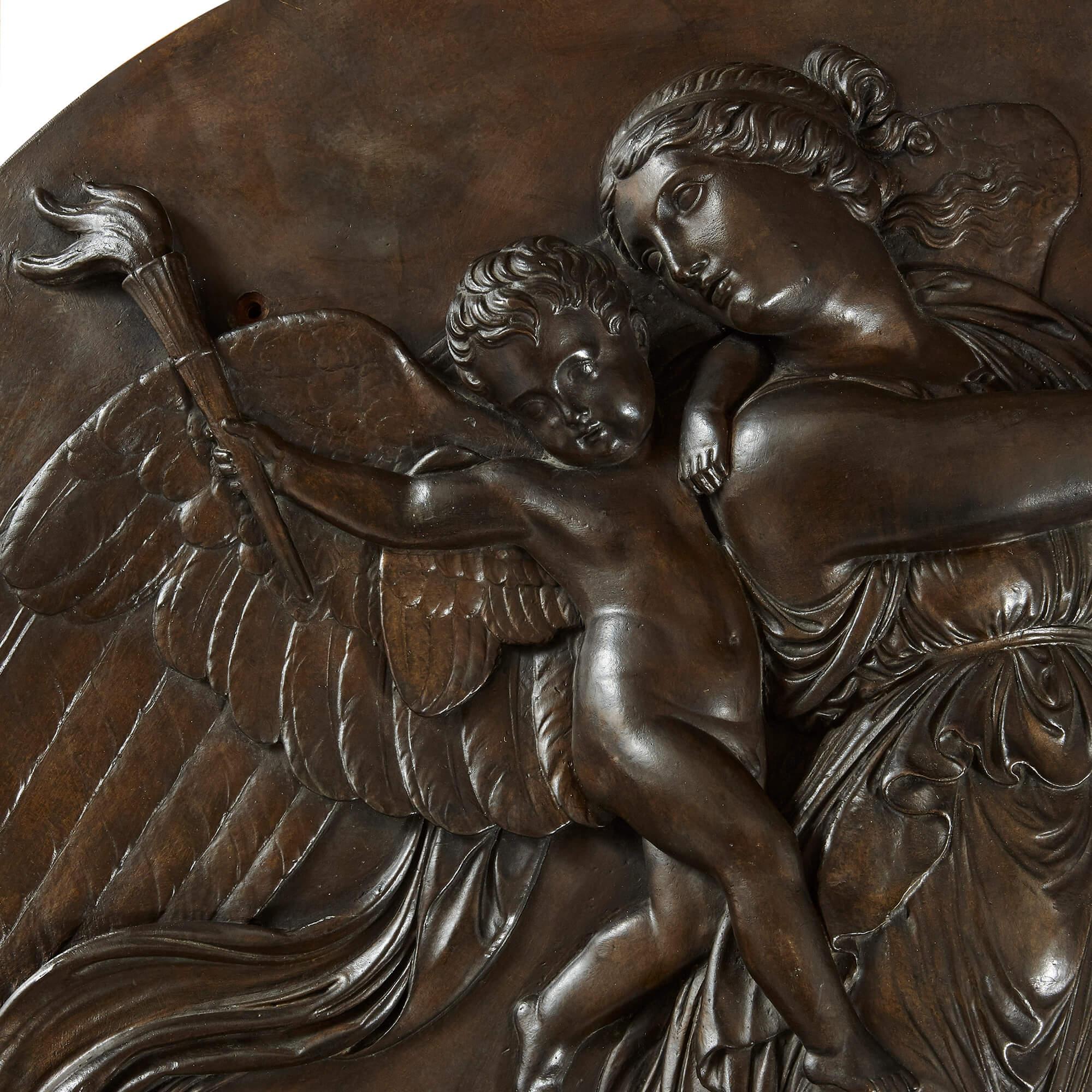 Großes Paar kreisförmiger, patinierter Bronze-Relieftafeln von Nacht und Tag im Zustand „Gut“ im Angebot in London, GB