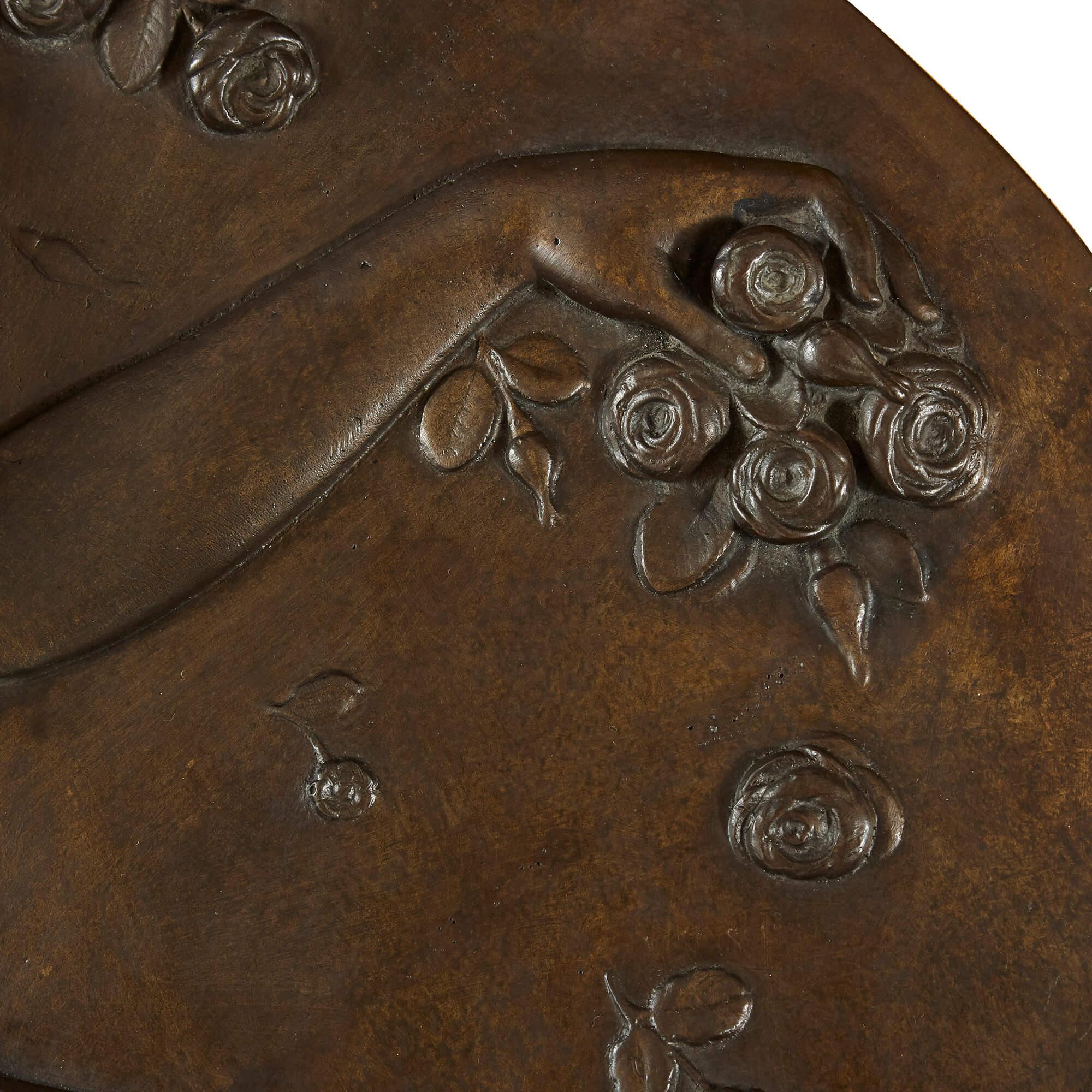 Großes Paar kreisförmiger, patinierter Bronze-Relieftafeln von Nacht und Tag (19. Jahrhundert) im Angebot