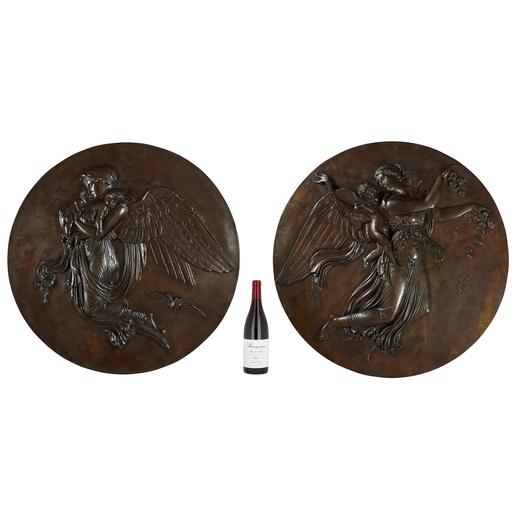 Großes Paar kreisförmiger, patinierter Bronze-Relieftafeln von Nacht und Tag im Angebot 2