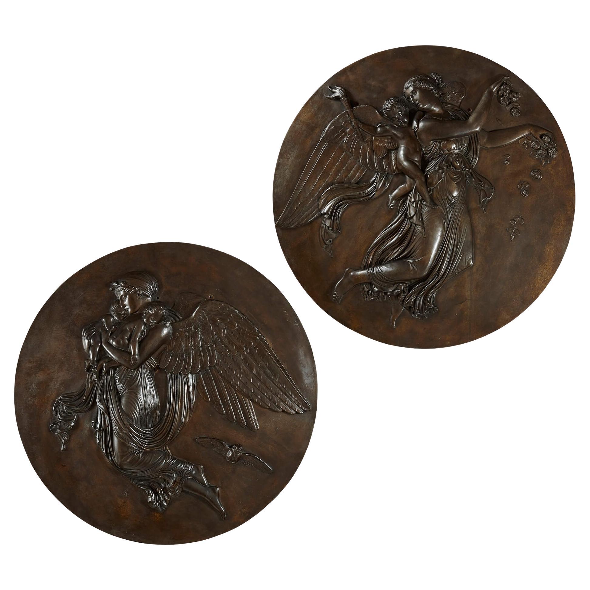 Großes Paar kreisförmiger, patinierter Bronze-Relieftafeln von Nacht und Tag im Angebot