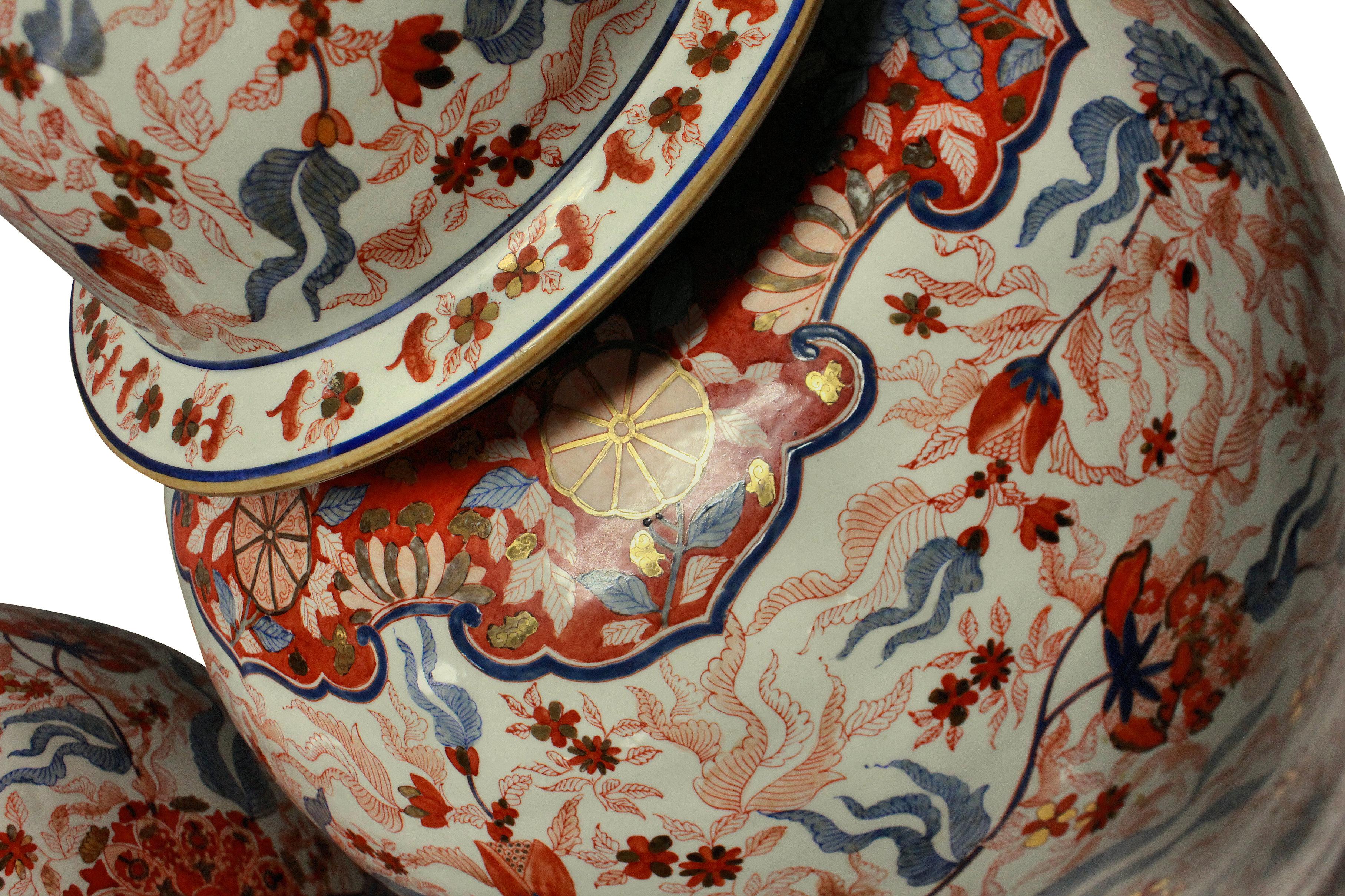 Large and Impressive Pair of Imari Floor Vases with Covers In Good Condition In London, GB